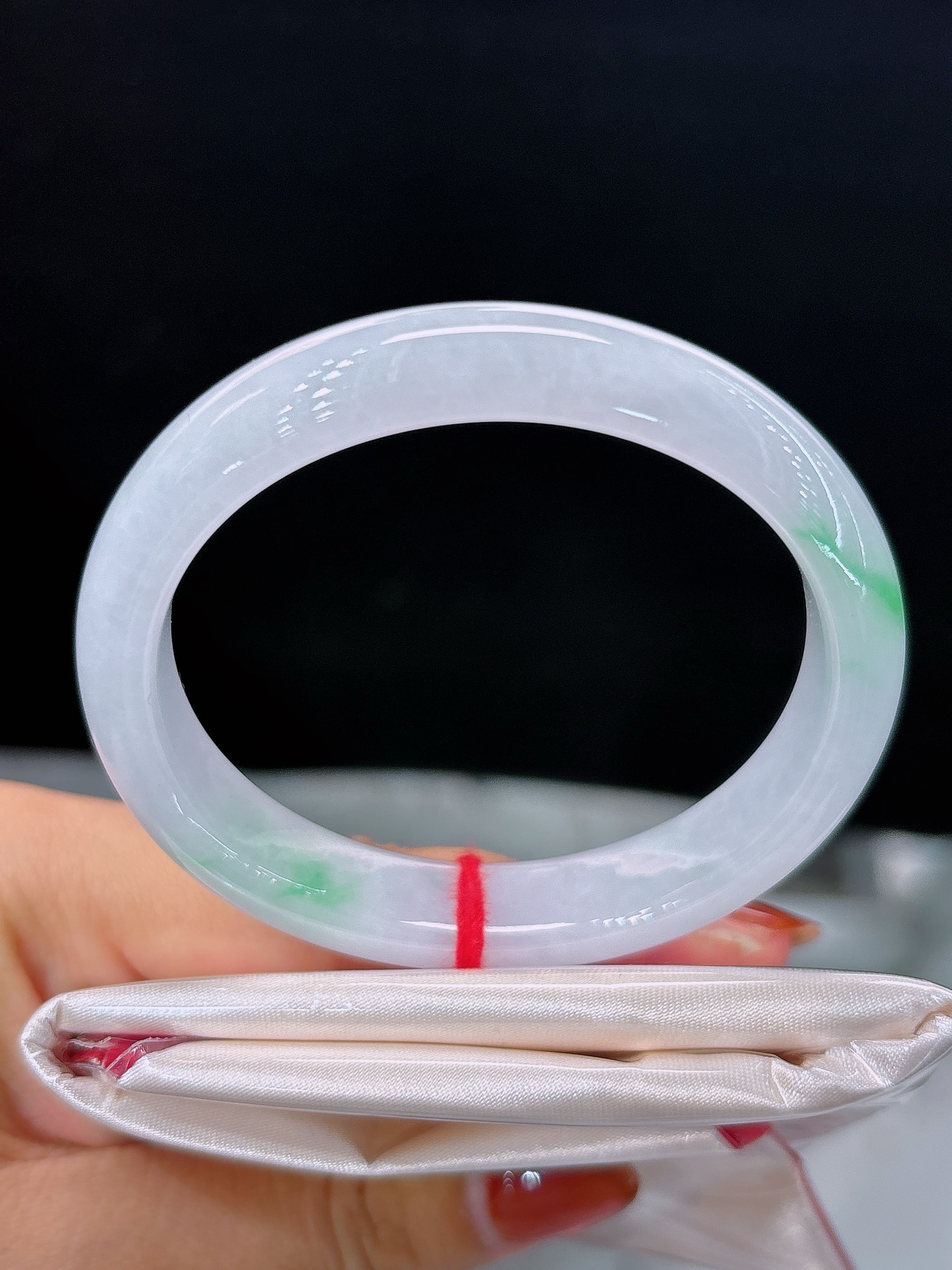天然翡翠手镯，圈口53.8/12.1/7.7，贵妃粉紫柔底，点点翠色悠然散落，清灵淡雅，尽显温婉