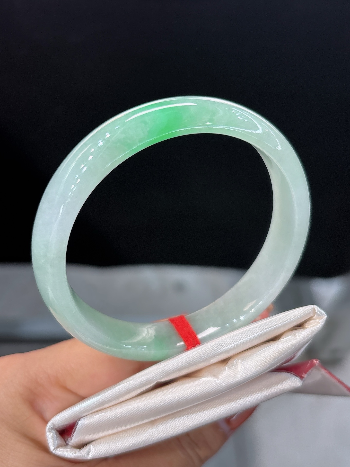 天然翡翠手镯，圈口58.2/12.2/7.1，正圈浅绿为底，一抹阳翠嫣然点染，清逸鲜活，尽显温婉灵秀