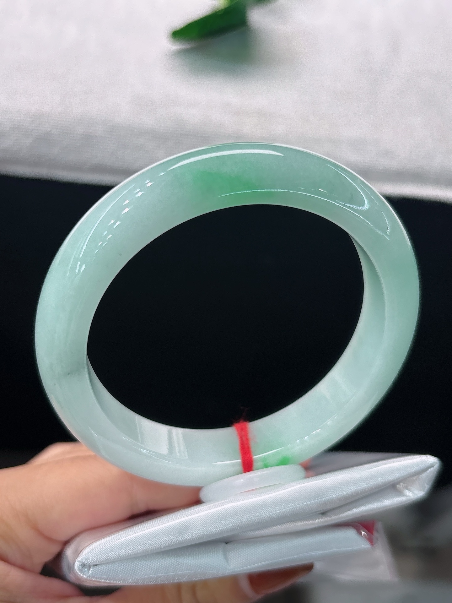 天然翡翠手镯，圈口58/12.3/9.4，正圈浅湖柔底，一抹正阳翠俏然落于镯身，莹润清透，鲜活明媚，无裂