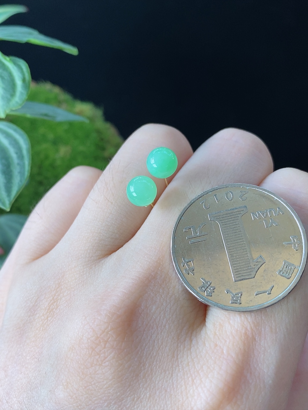 18k金镶绿玉珠耳钉，无裂，尺寸6.2mm, 107dgf