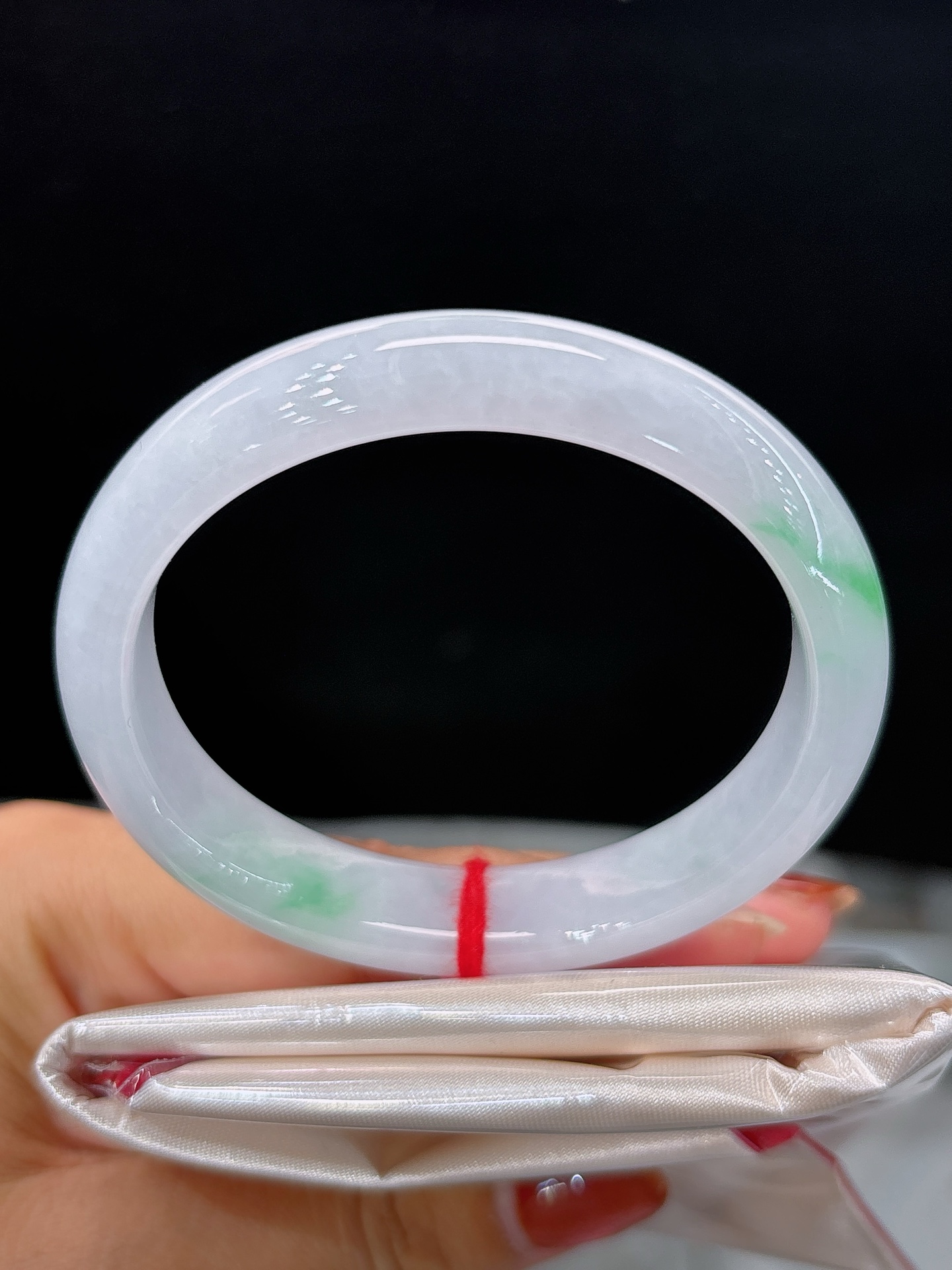 天然翡翠手镯，圈口53.8/12.1/7.7，贵妃粉紫柔底，点点翠色悠然散落，清灵淡雅，尽显温婉