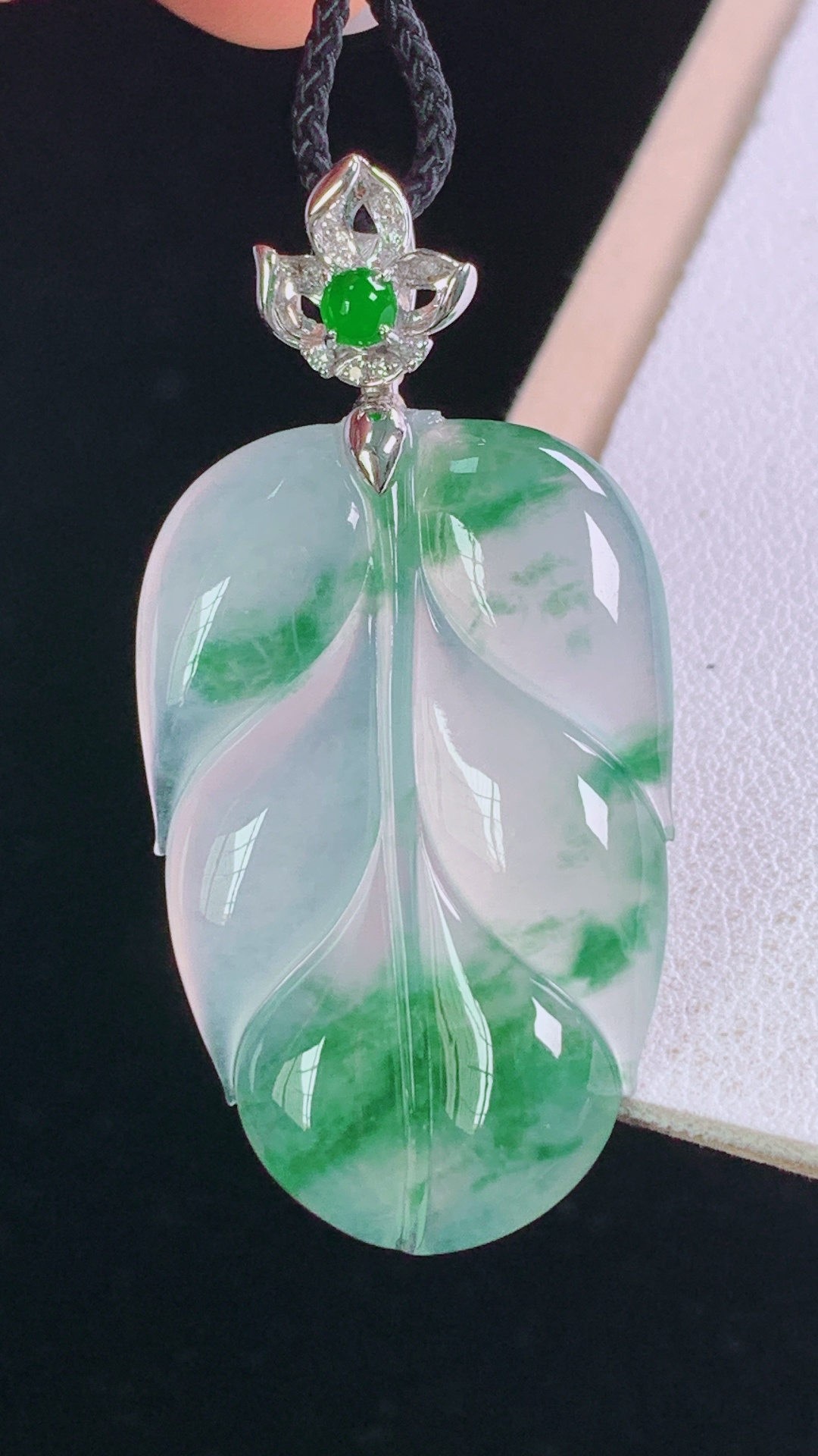 ️高品质 冰飘绿叶子吊坠，18K真金伴钻 花色灵动，冰清玉洁，无裂，尺寸:43.6-33.4-21
