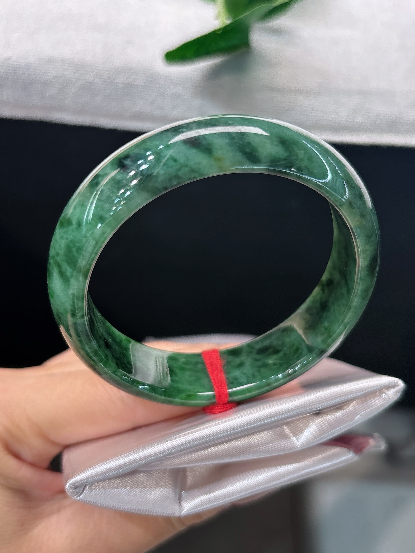 天然翡翠手镯，圈口56.8/15.8/8.4，正圈油润满绿飘墨花，似青山叠翠，翠色沉敛，宽版大气
