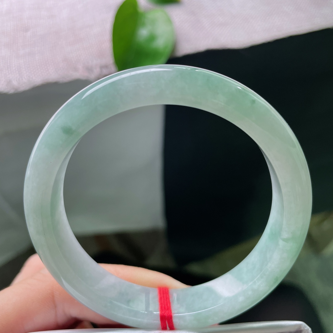 55.7/12.1/8.3，飘花正圈，无裂，清润浅翠温婉柔和，上手尽显恬静雅致的淑女气质。ss57197a