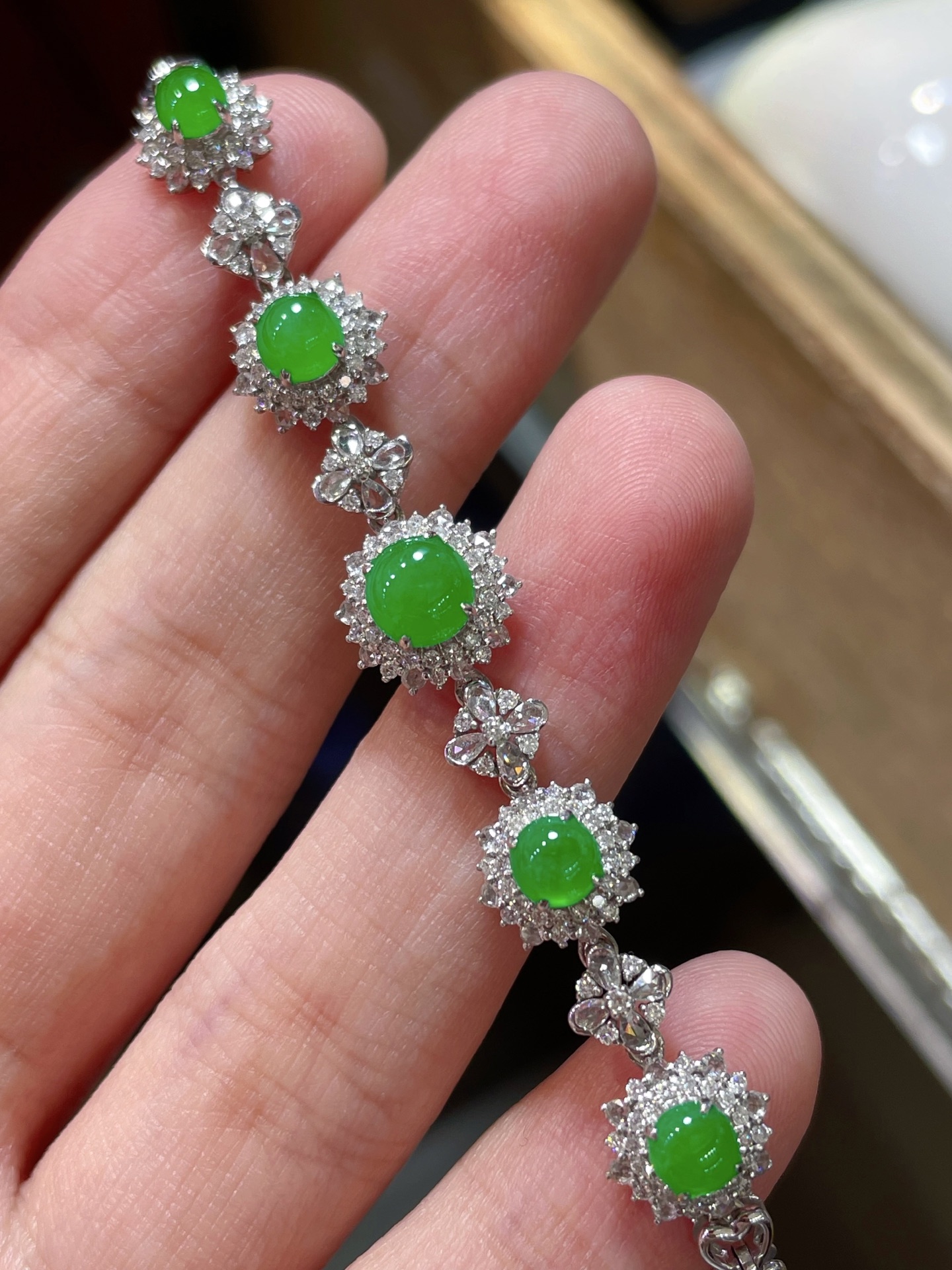 ️翡翠蛋面手链，种水好好，裸石很饱满，专挑好品相，18k镶嵌，5.8-5.7-2.8