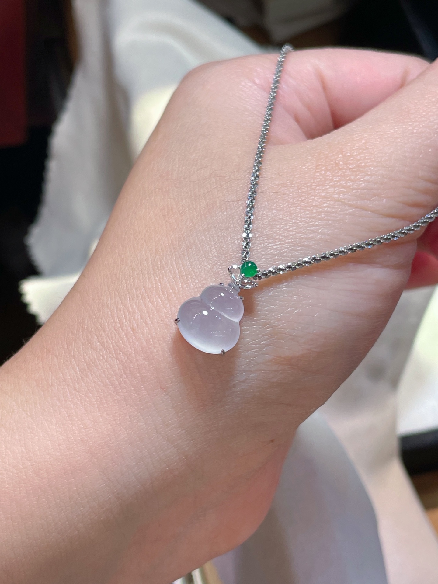 ️翡翠冰种葫芦吊坠，起荧光，种水好好，裸石很饱满，专挑好品相，18k镶嵌，11.4-10.4-4.8