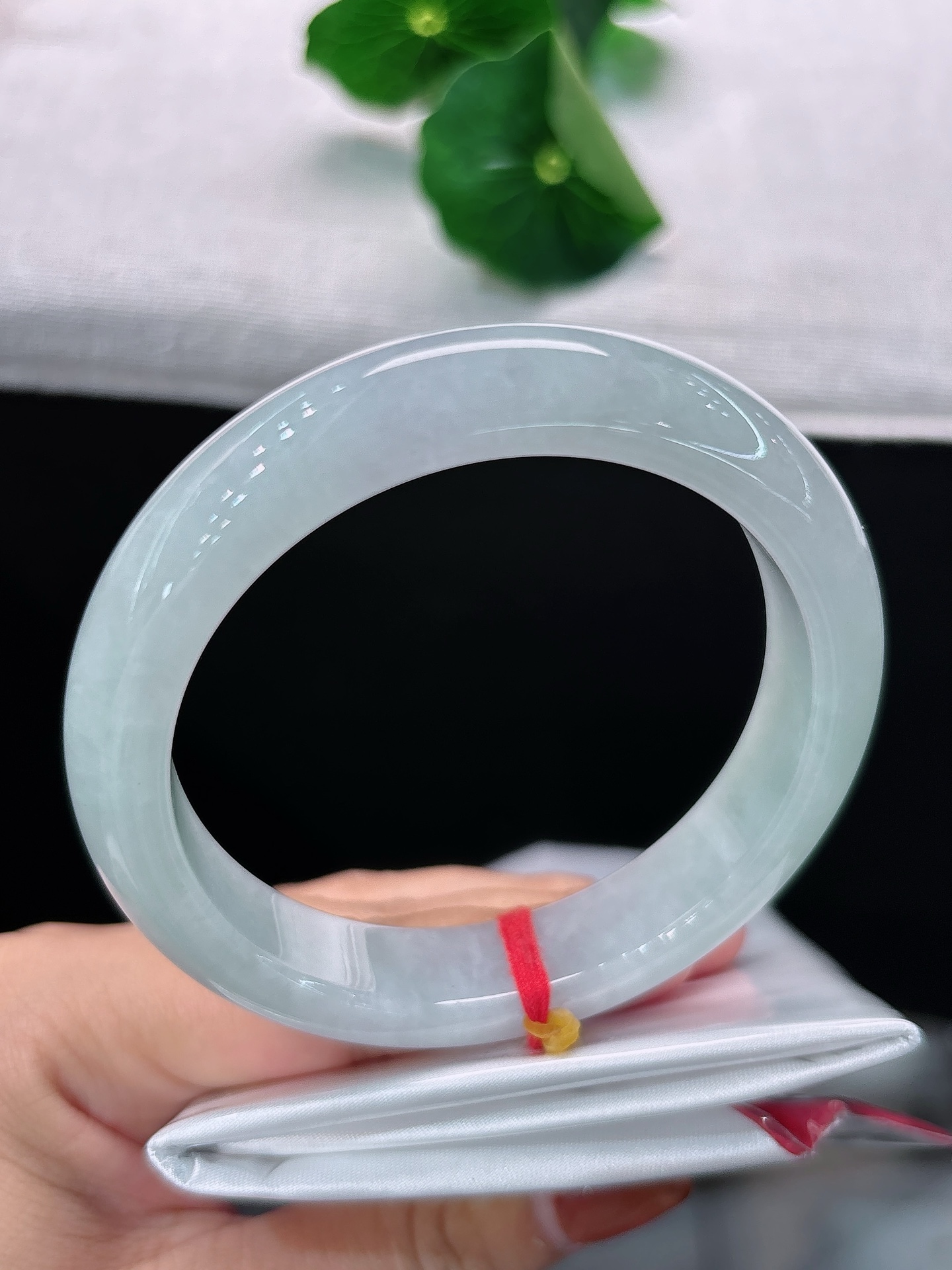 天然翡翠手镯，圈口57.9/12.5/8.7，正圈浅冰素底带淡紫，莹白润透，透着素雅沉静之美，无裂