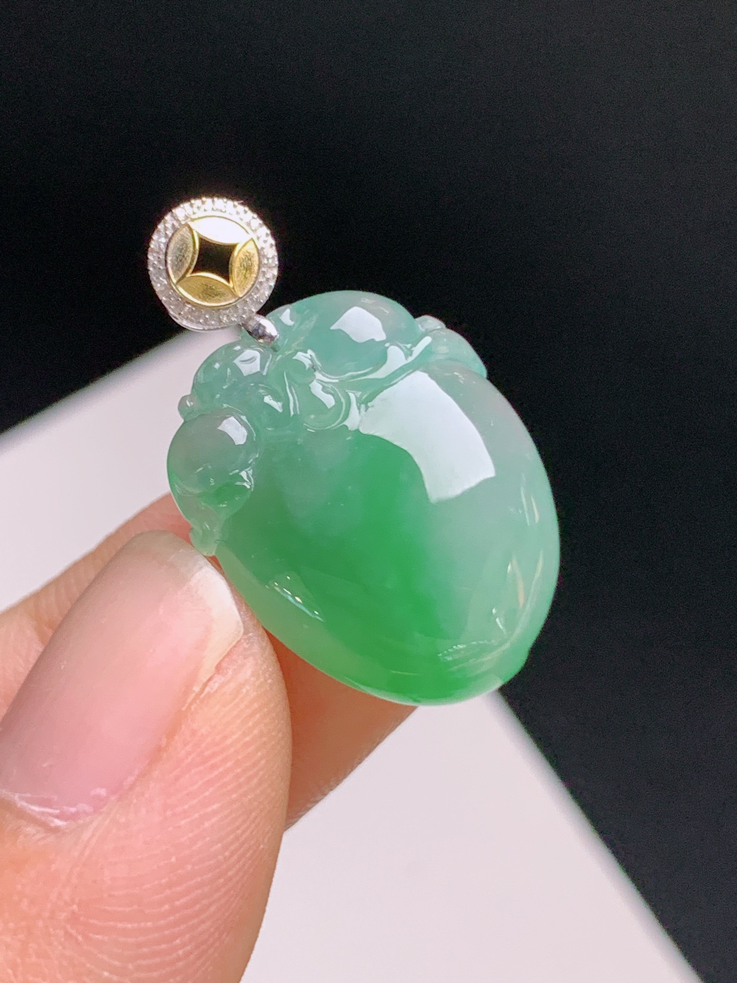 ️ 冰种阳绿福瓜吊坠，色泽鲜亮，玉质细腻，版型饱满，裸石18.7-15.2-5.625.2，531004