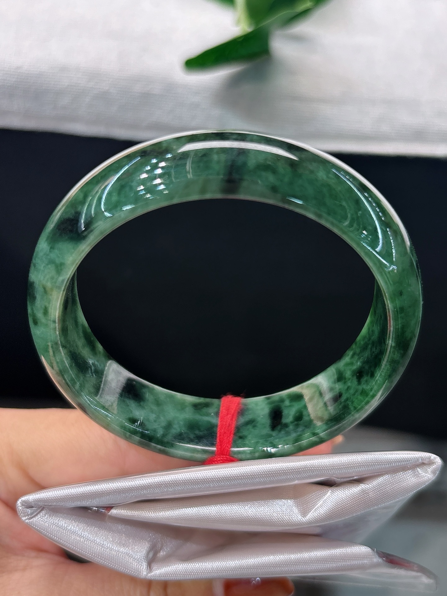 天然翡翠手镯，圈口56.8/15.8/8.4，正圈油润满绿飘墨花，似青山叠翠，翠色沉敛，宽版大气