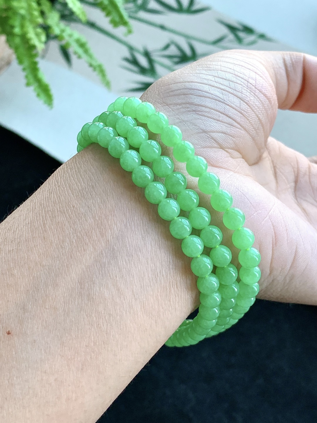【珠子】️冰甜阳绿珠链圆珠子珠链 【说明】缅甸 性比高 【尺寸】5.5mm，32cm 【重量】35.6克