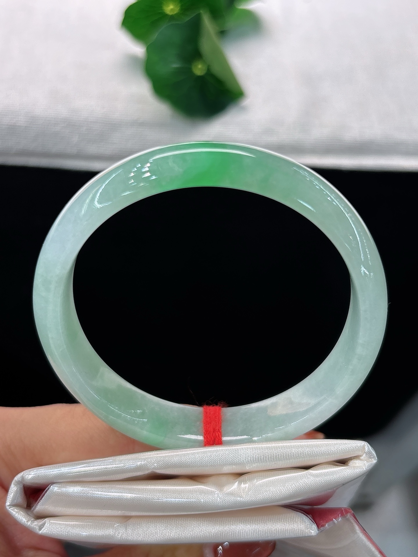 天然翡翠手镯，圈口58.2/12.2/7.1，正圈浅绿为底，一抹阳翠嫣然点染，清逸鲜活，尽显温婉灵秀