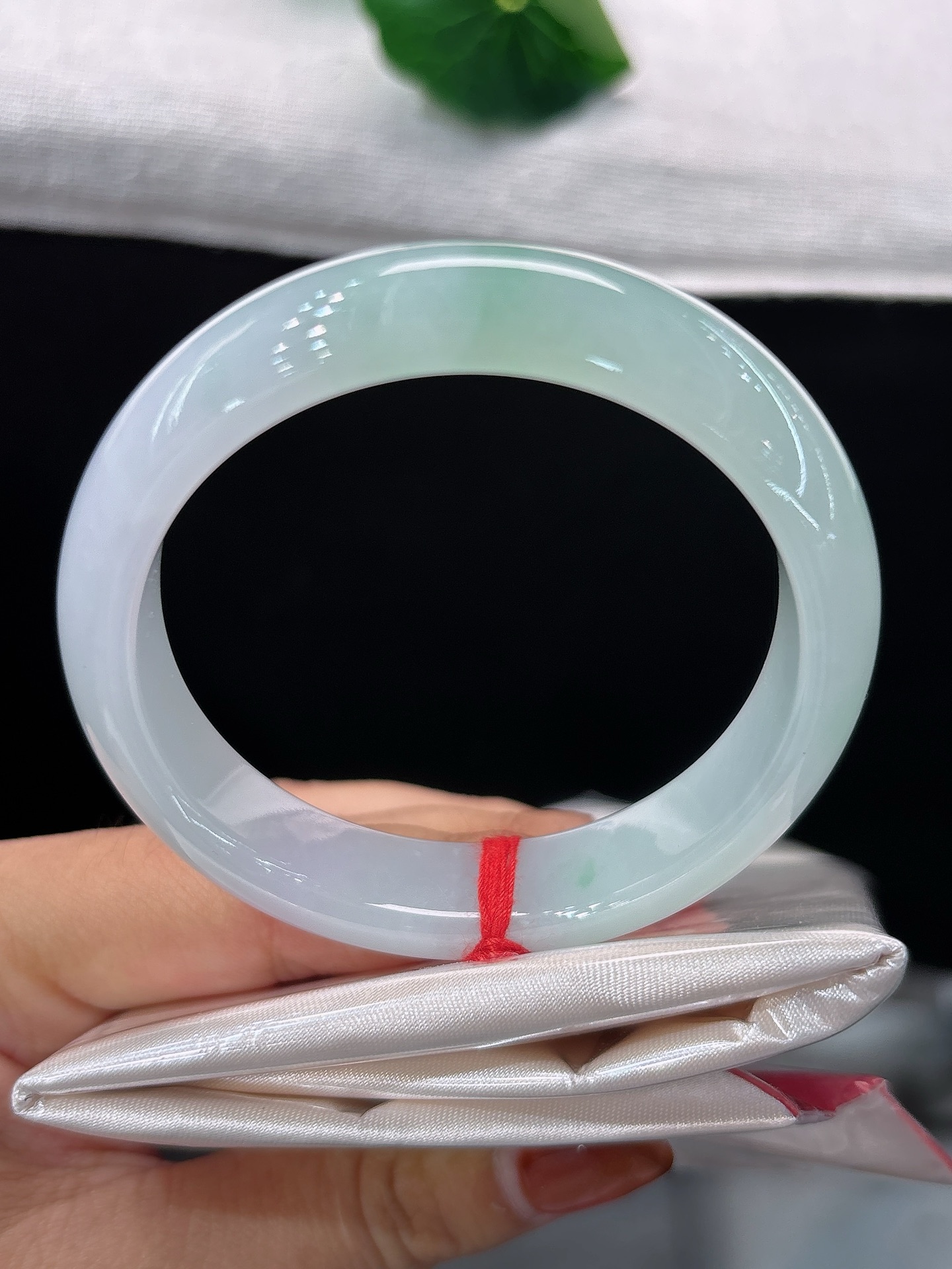天然翡翠手镯，圈口51.5/12.2/7.4，正圈淡紫融浅绿，色泽过渡柔和，玉质莹润净透，尽显清雅温柔的气韵，无裂