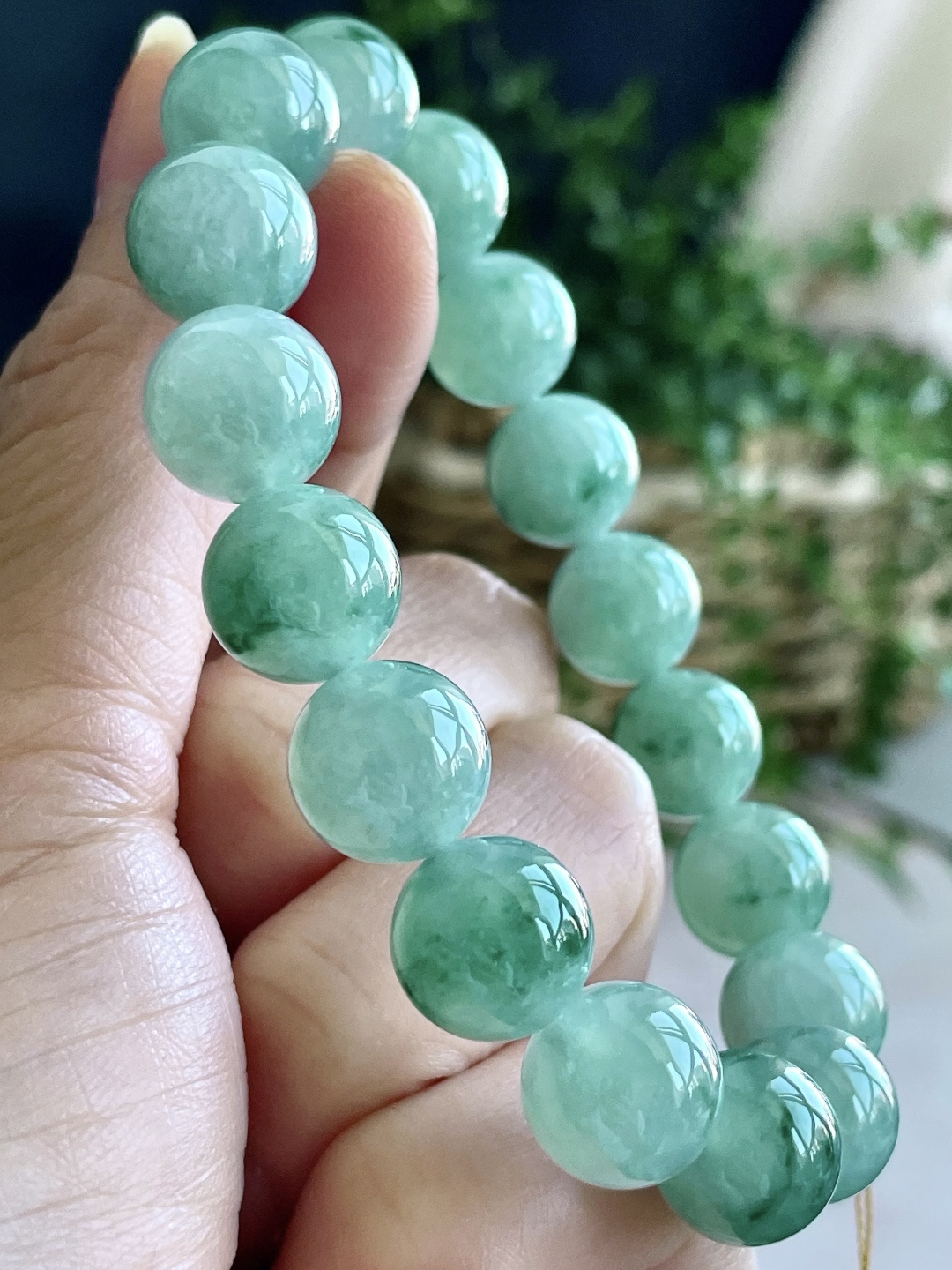 【珠子】冰晴绿飘花手串圆珠珠子手串 【说明】缅甸 性比高 【尺寸】12.2mm 【重量】50克