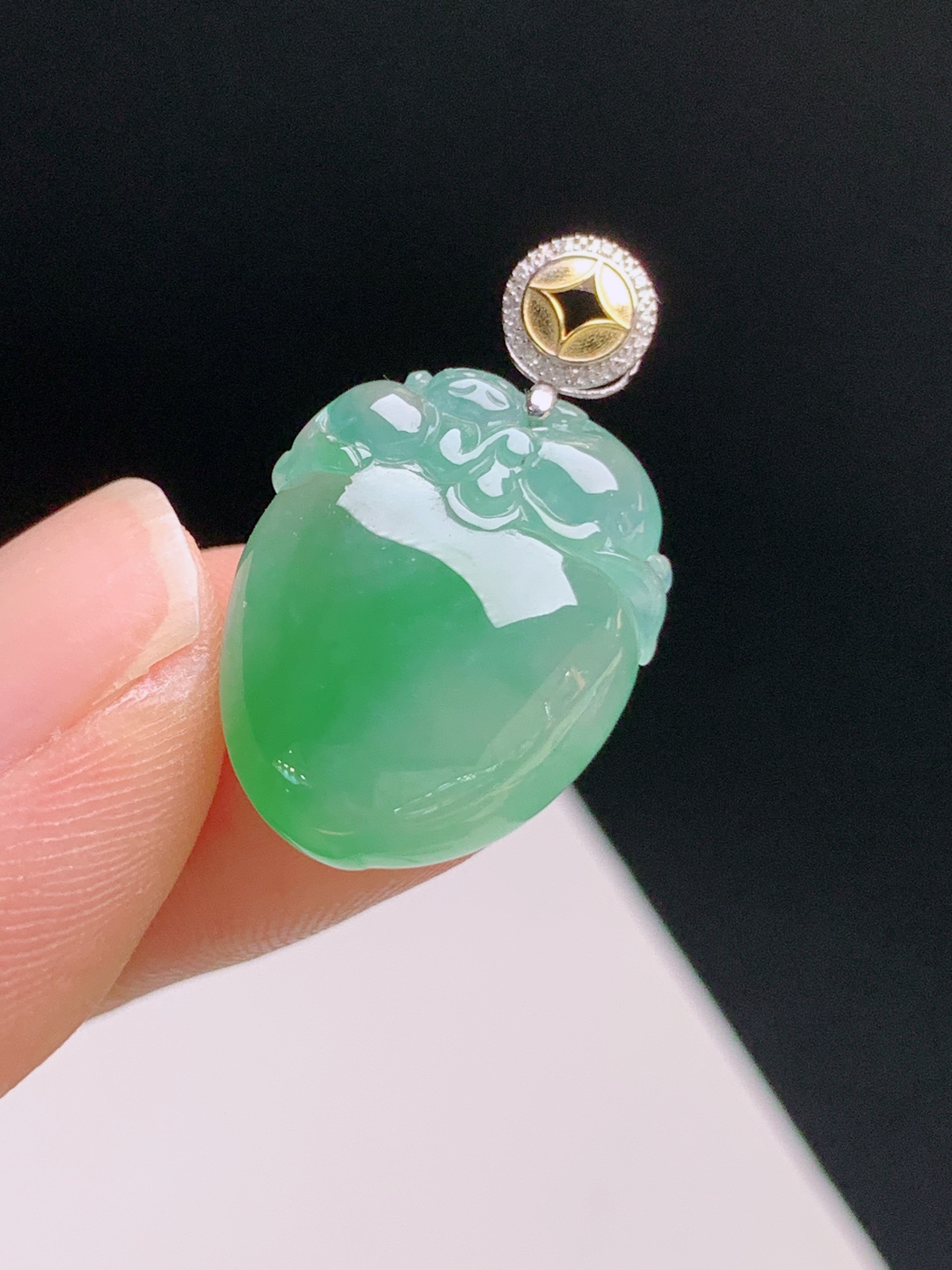 ️ 冰种阳绿福瓜吊坠，色泽鲜亮，玉质细腻，版型饱满，裸石18.7-15.2-5.625.2，531004