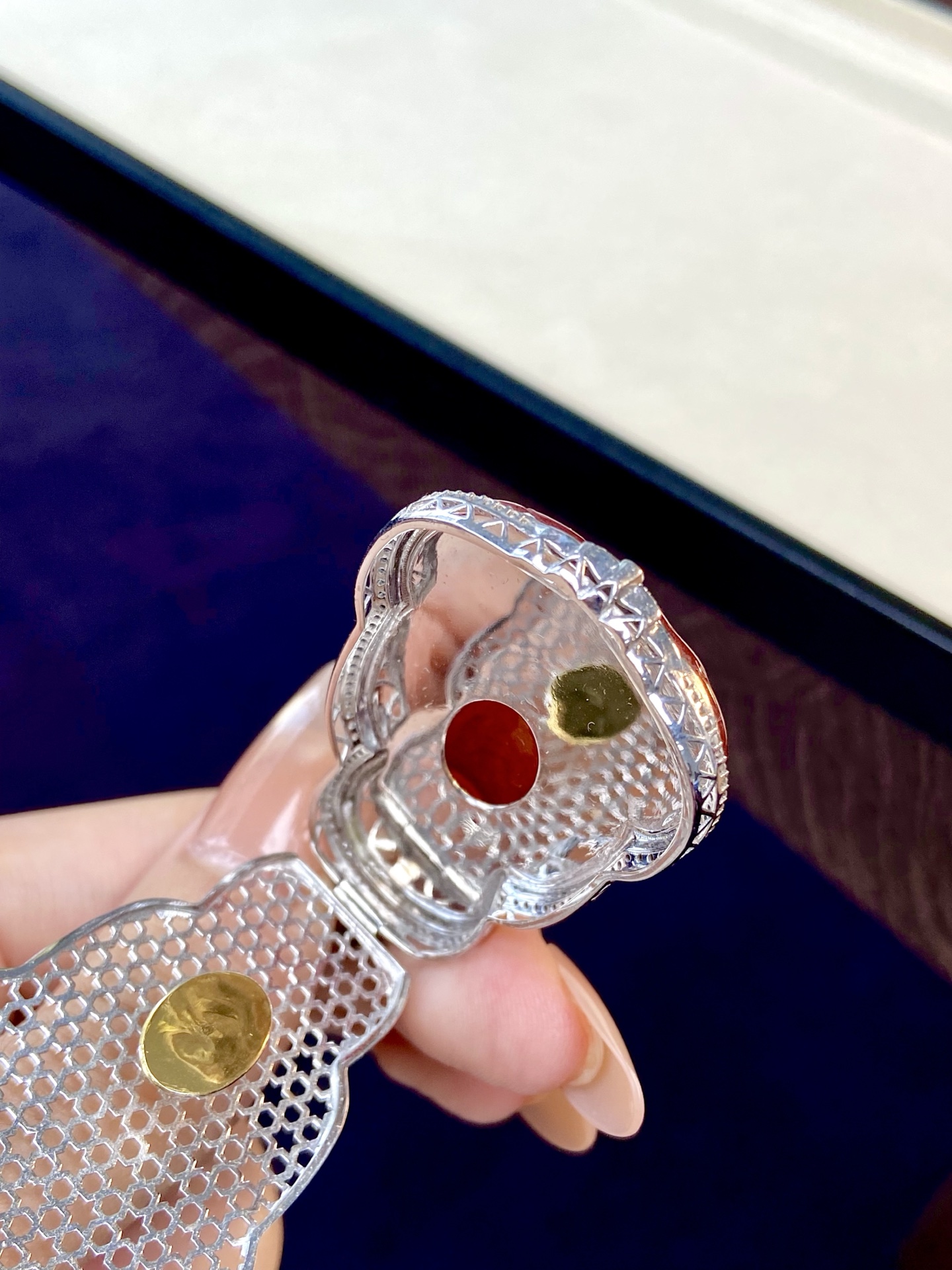 ️冰种红翡观音吊坠，这可是可遇不可求的红翡啊，慈眉善目种水润透，寓意鸿运当头，佩戴上身份量感十足：55.1-31.9-11.6，裸石：43-28.3-3.3mm，无裂。
