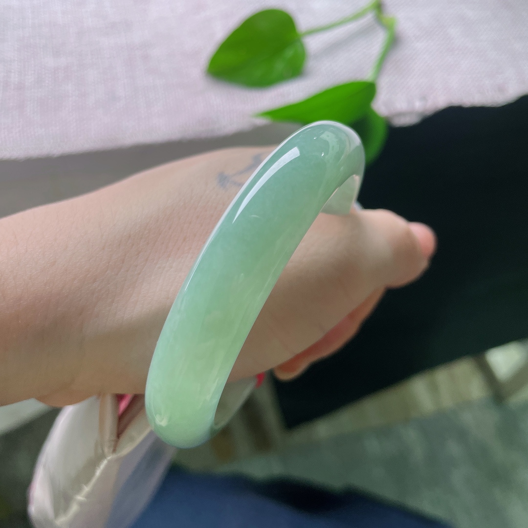 56/12.7/8.2，绿底正圈，无裂，温润又通透的质感，褪去浮华喧嚣，留下一份安静清爽的温柔。ss57837a