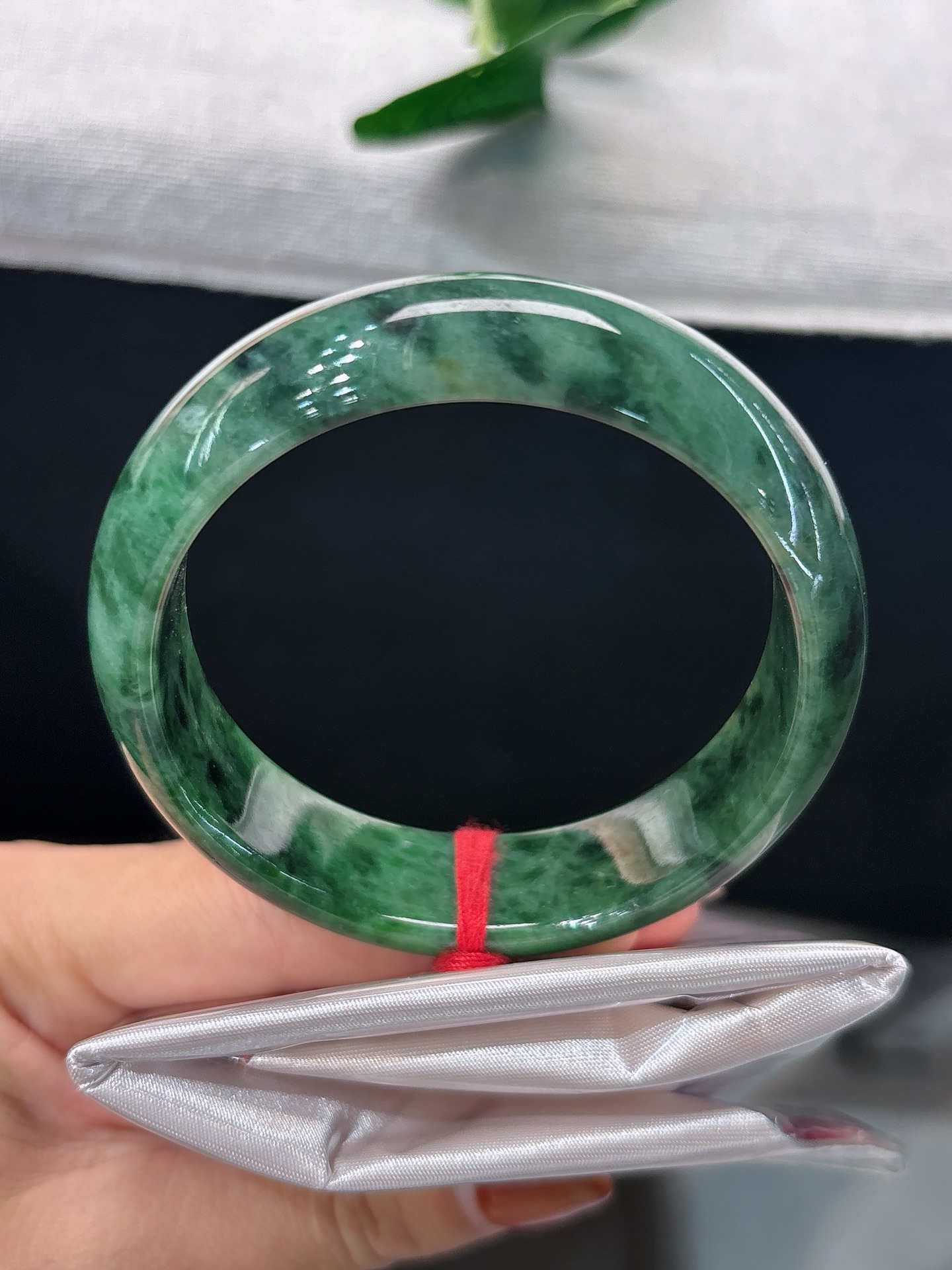 天然翡翠手镯，圈口56.8/15.8/8.4，正圈油润满绿飘墨花，似青山叠翠，翠色沉敛，宽版大气