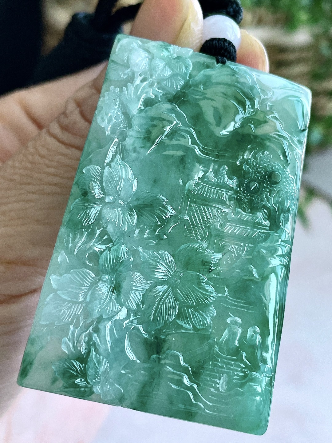 【裸石】冰种飘花花开富贵牌吊坠 【说明】缅甸 无裂 性比高 厚装老子出关 【尺寸】56.8-37.3-6.2 【重量】35.5克