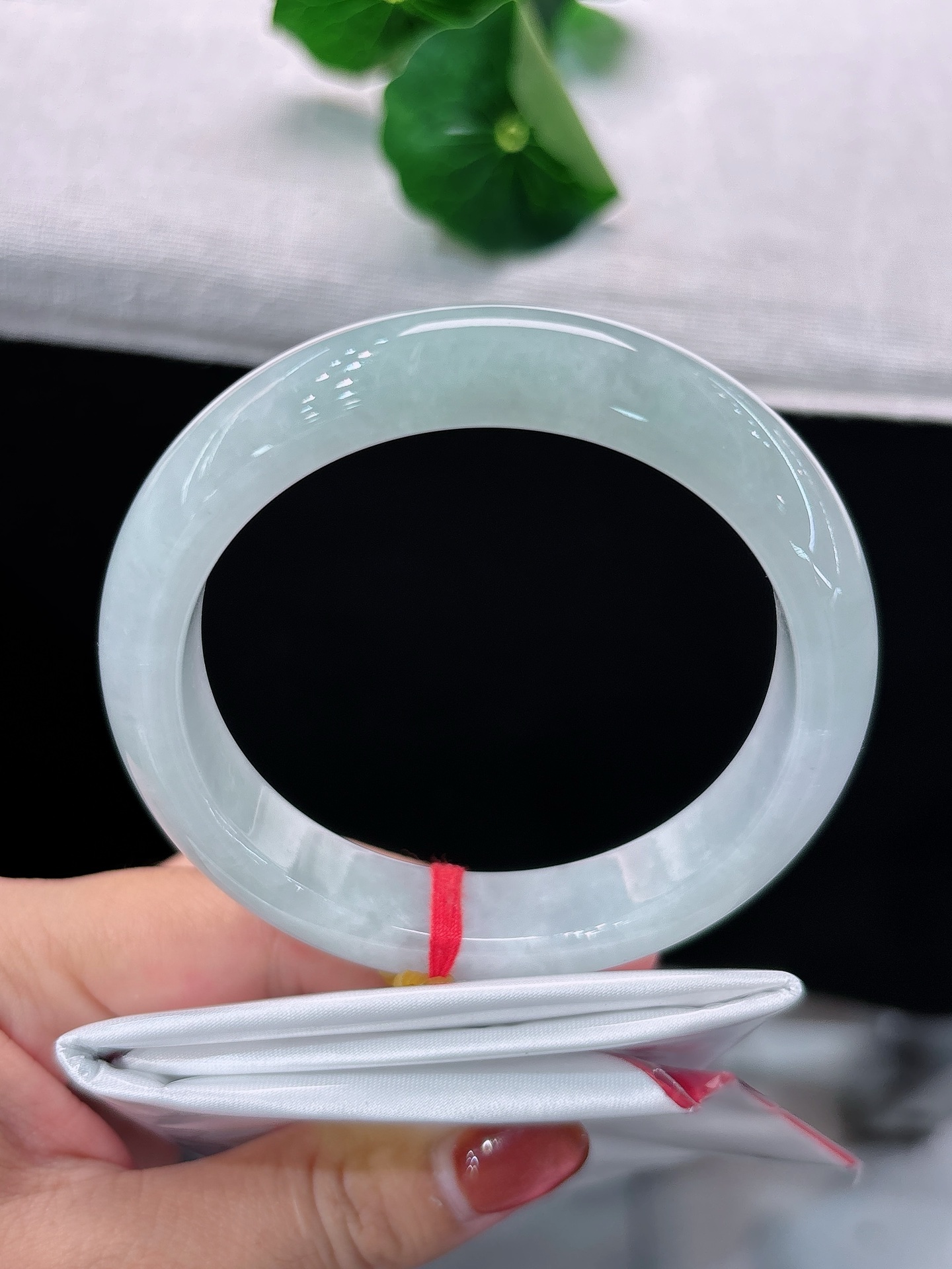 天然翡翠手镯，圈口57.9/12.5/8.7，正圈浅冰素底带淡紫，莹白润透，透着素雅沉静之美，无裂