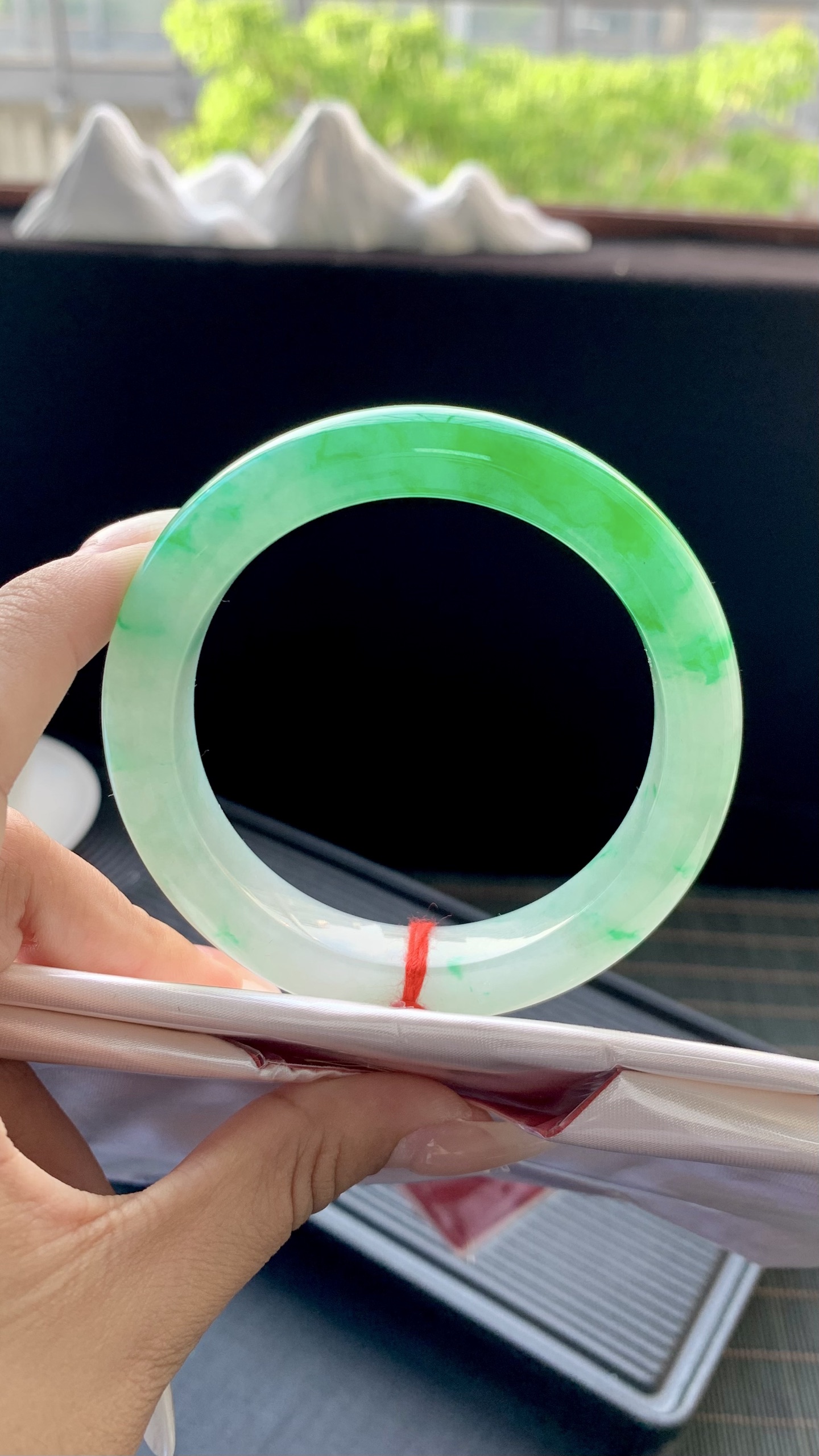 飘阳绿正圈手镯成品 J1008-5 尺寸：54-12-9