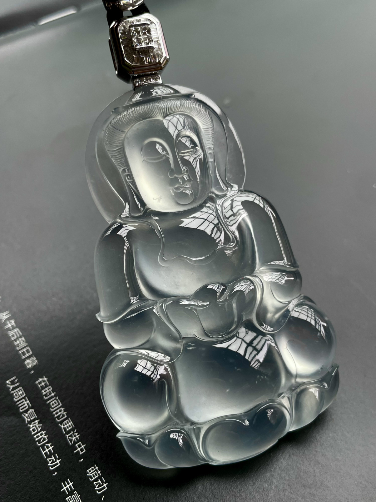 【玻璃种观音吊坠】料子通透闪亮，质地致密，种老起强胶感，人物面部开脸生动，雕刻很精细，表情端庄祥和。18k金钻镶嵌，裸石尺寸78*50*10.6毫米