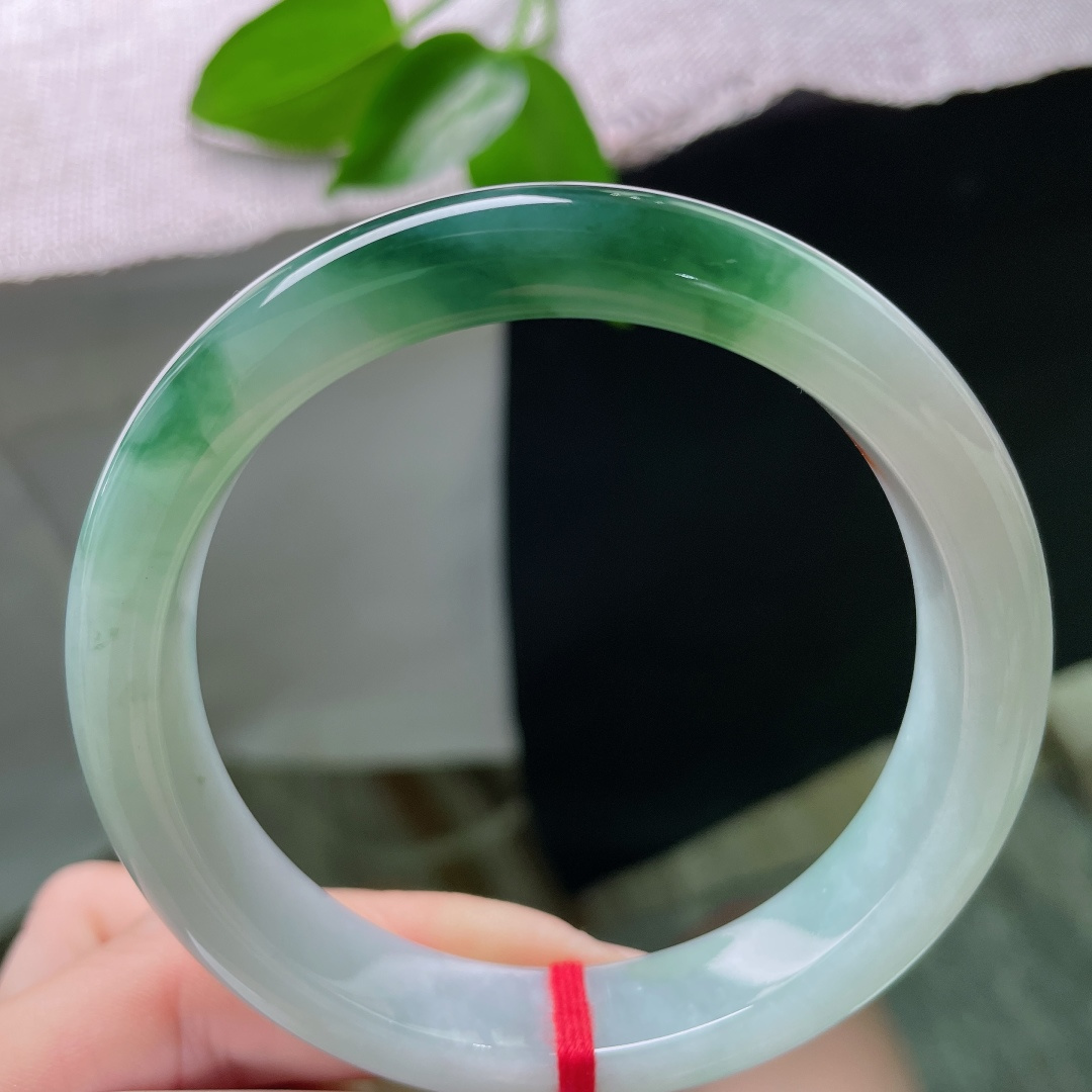 59.3/12.4/8.5，飘花正圈，无裂，冰润底色清透如水，一段辣绿盘踞镯身，色彩浓郁鲜活，经典正