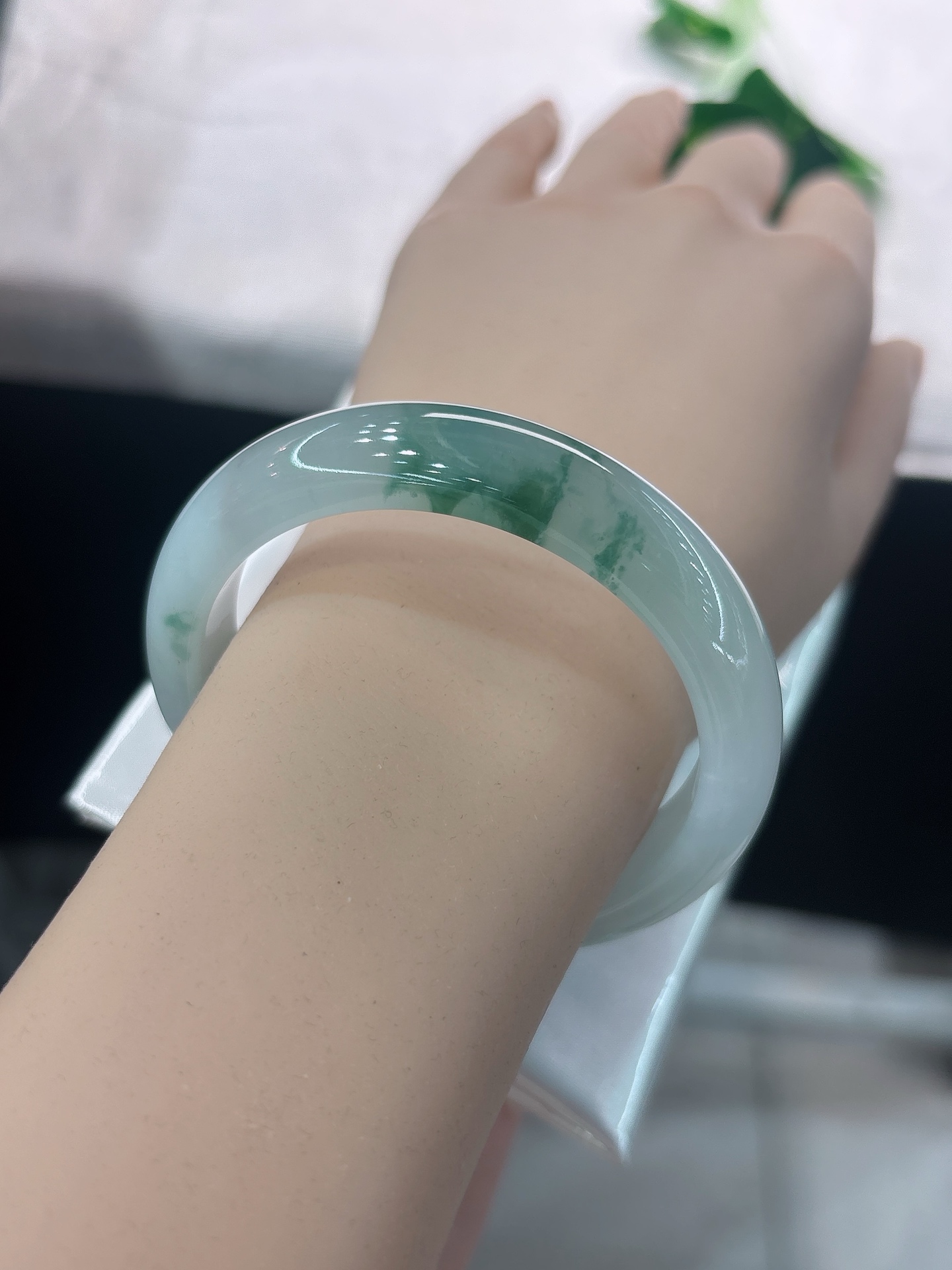 天然翡翠手镯，圈口53.4/12/8，正圈冰透白底飘花，翠色如烟漫卷，莹润清灵，意境悠然