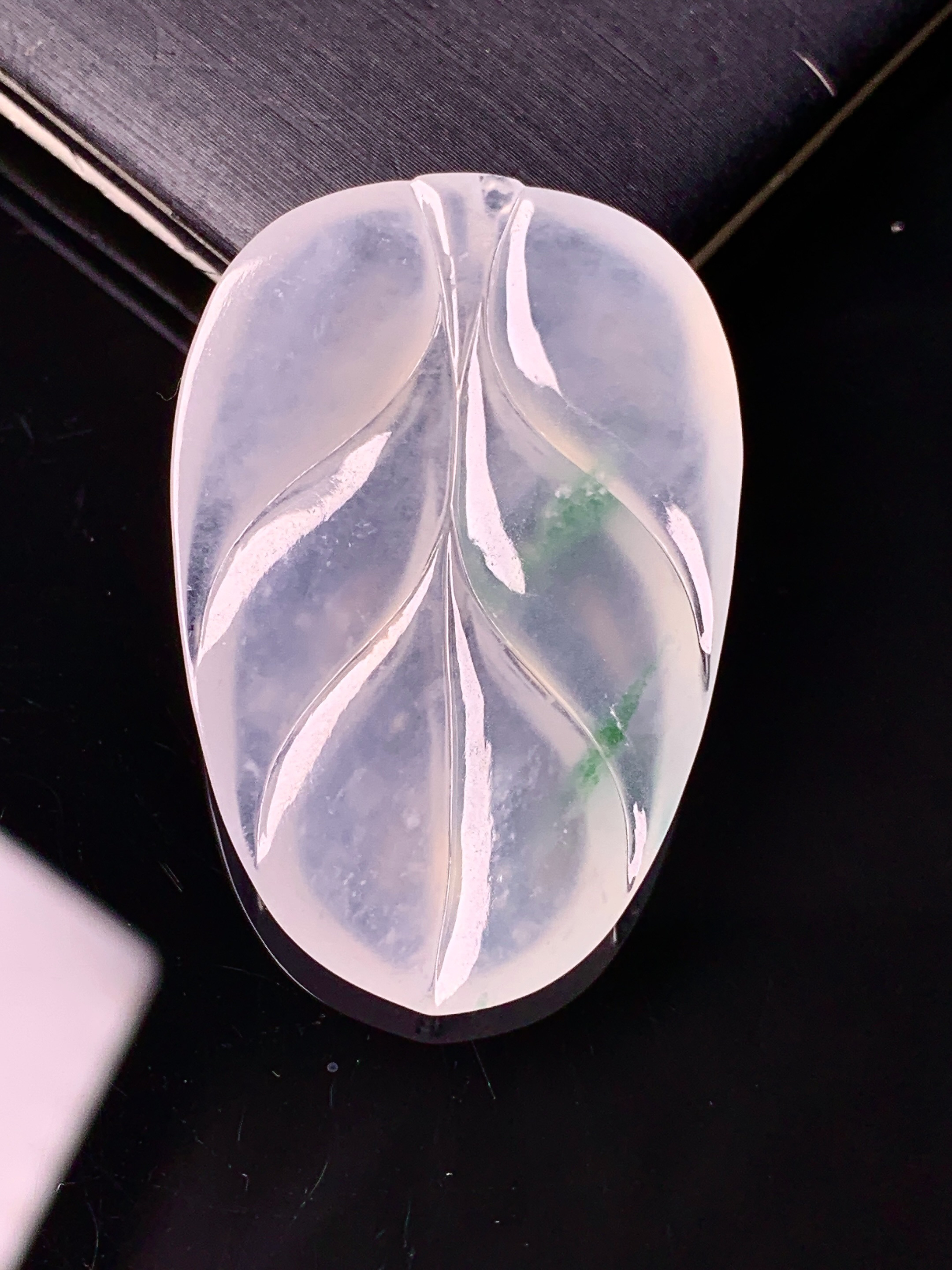 飘绿树叶吊坠 玉质细腻 色泽艳丽清新 水润亮眼 整体尺寸36.8*24.8*4.5 c1