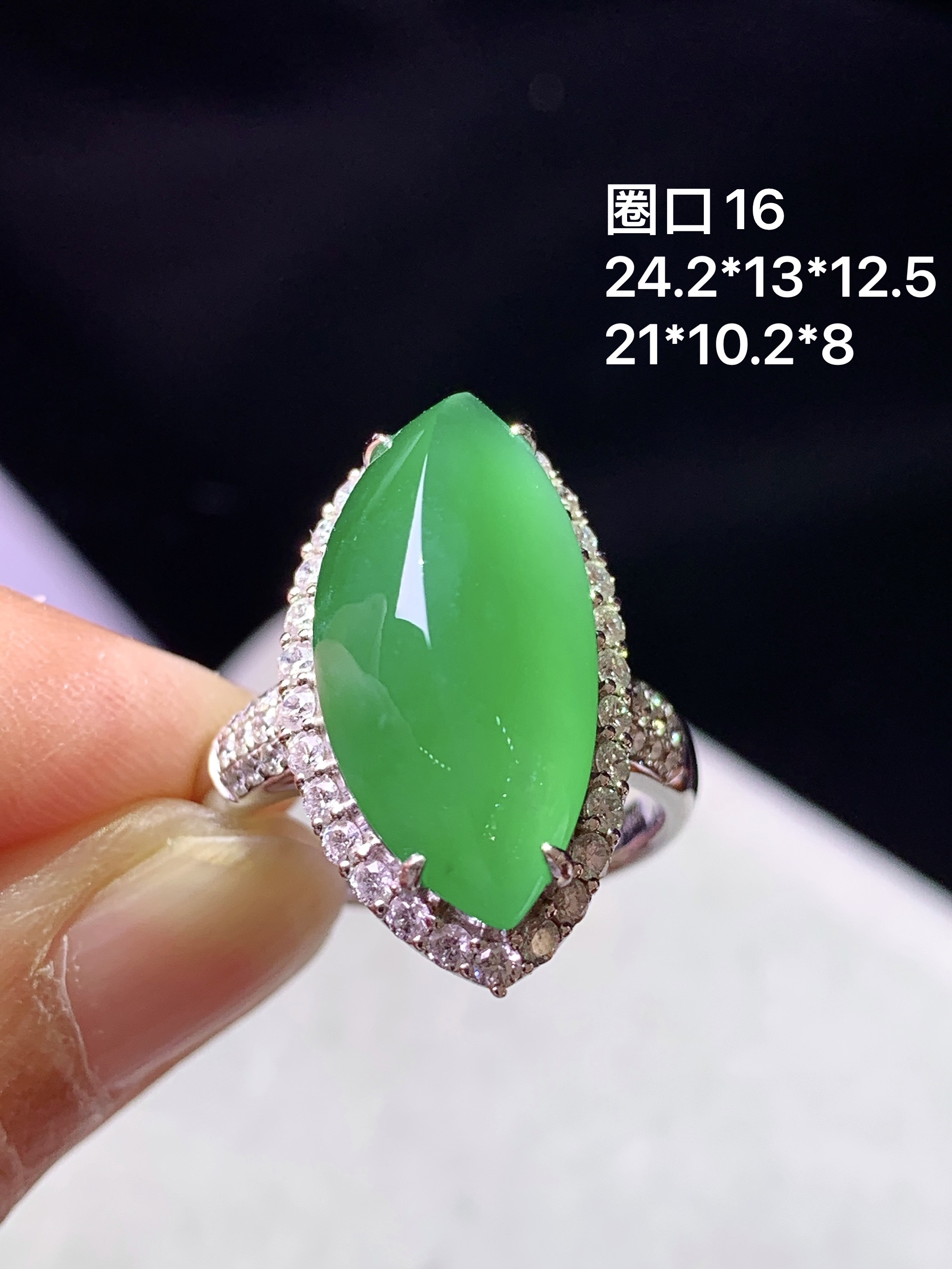 18k金钻镶嵌满绿马眼戒指 玉质细腻 色泽艳丽清新 水润亮眼 圈口16 整体尺寸24.2*13*12.5 e2