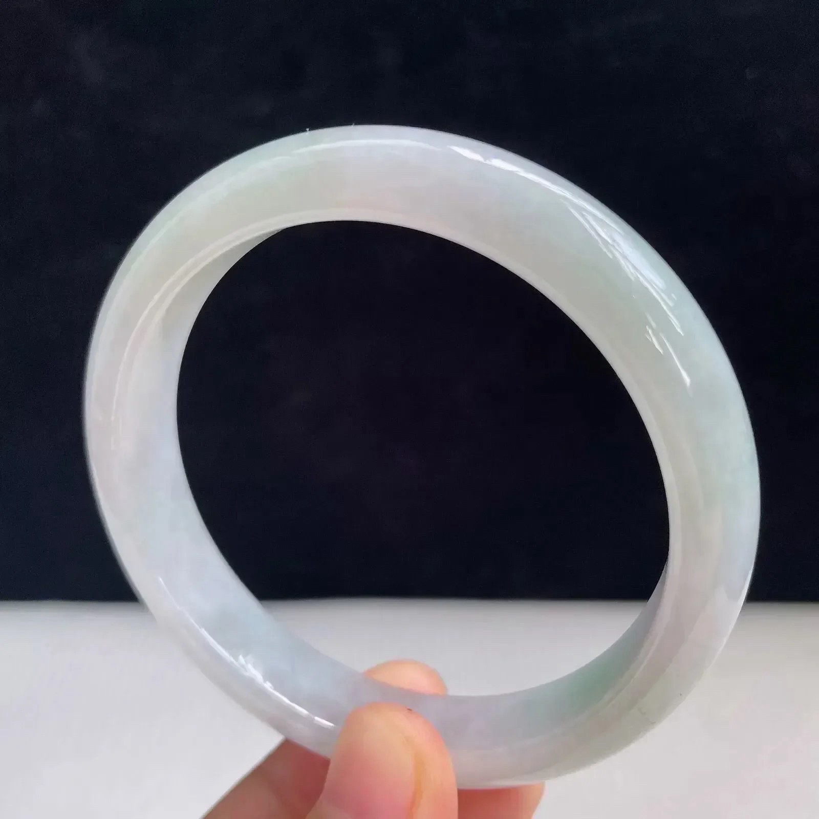 55mm自然光拍摄天然翡翠A货飘绿好种水正圈手镯40.33 克