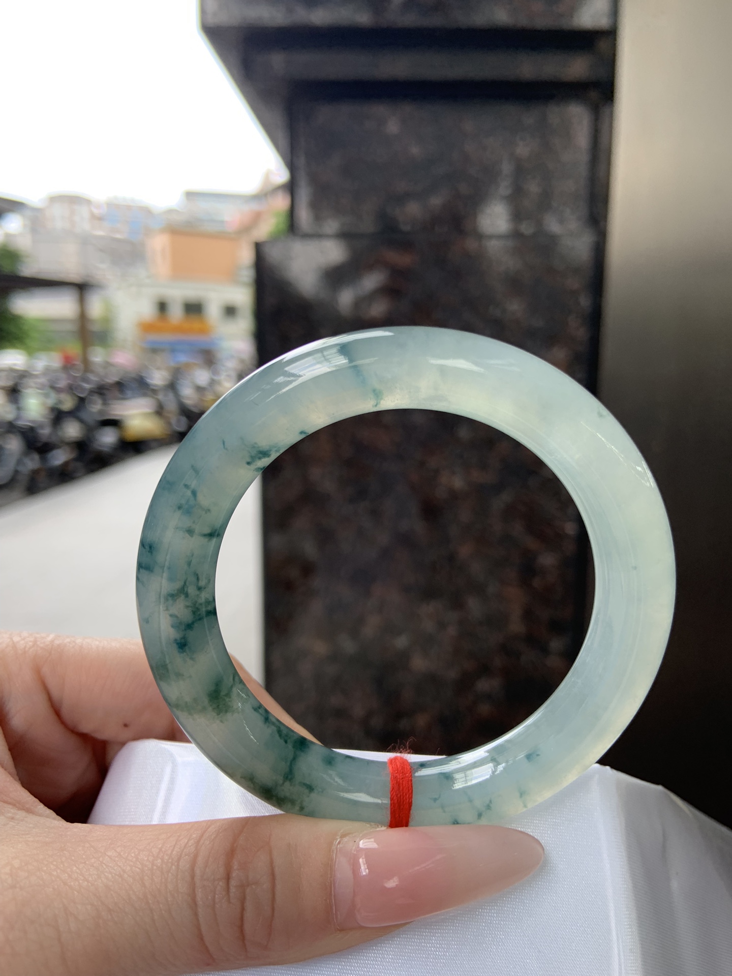 飘蓝花圆条 54-10.4-9.8 0522-SJ-22 无裂，底妆干净细腻，清清爽爽，飘蓝花灵动而飘渺，勾勒出一幅唯美诗意，半山半水的即视感