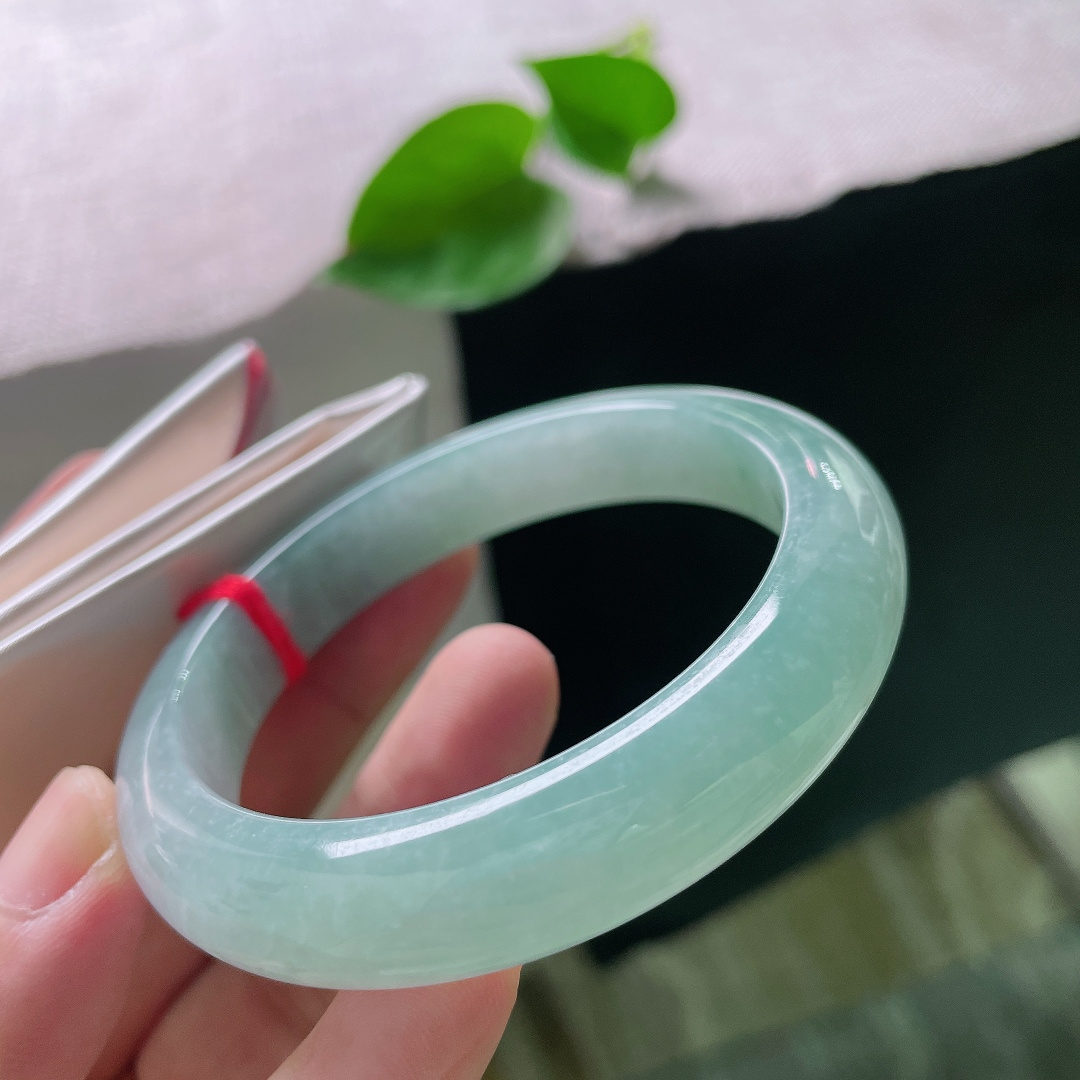 56.8/12/8.5，蓝底正圈，皮纹，一镯藏尽深海晴水柔光，温润难得，值得岁岁珍藏，ss57386a