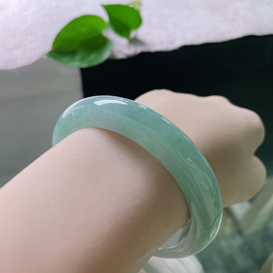 56.8/12/8.5，蓝底正圈，皮纹，一镯藏尽深海晴水柔光，温润难得，值得岁岁珍藏，ss57386a