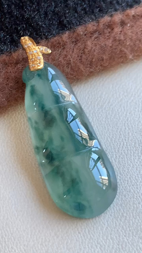 ️天然翡翠，冰飘花福豆，18k金无裂，尺寸26.2-10.3-4.7 xm107