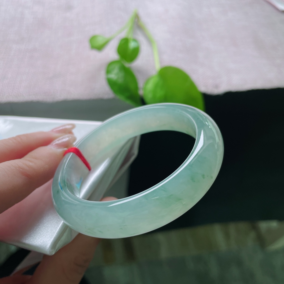 51.1/12.3/8，冰飘花正圈，底子若冰，花色若梦。似远山黛眉，又似江上渔火。无裂，ss57657a