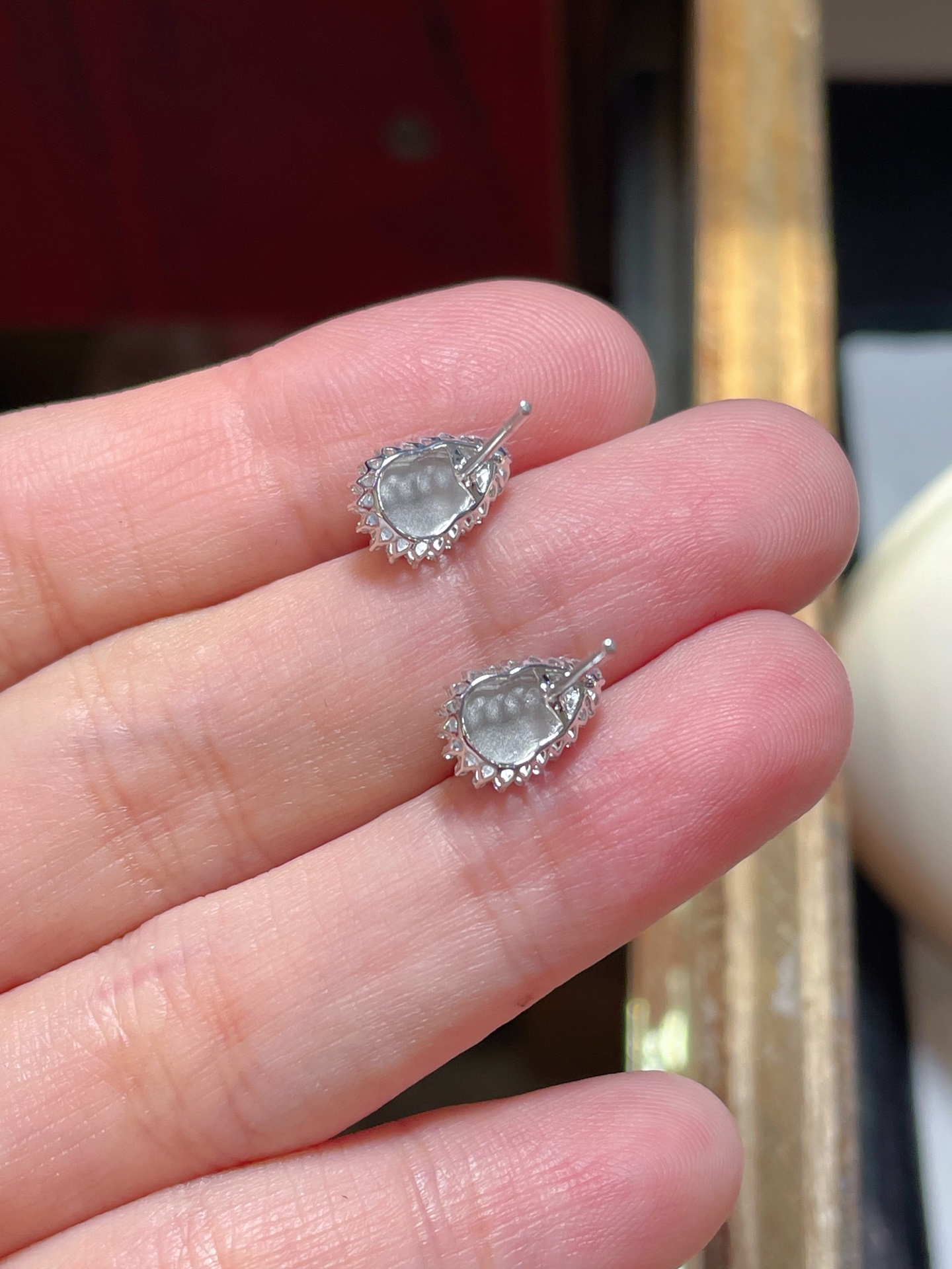 ️性比 精品翡翠葫芦耳钉，满色水头足 这款很精致 18k真金真钻镶嵌，料子饱满细腻 种水，6.9-5.1-2.2