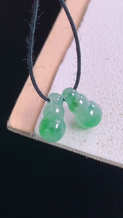 ️冰种飘花葫芦，无裂，尺寸:9.2-5.2-4.8mm 7