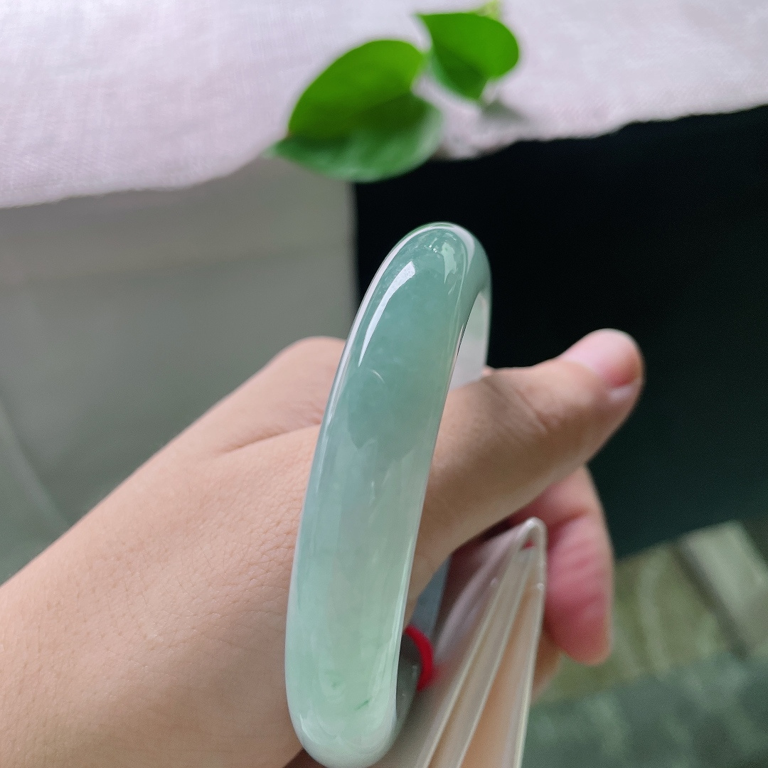 56.8/12/8.5，蓝底正圈，皮纹，一镯藏尽深海晴水柔光，温润难得，值得岁岁珍藏，ss57386a