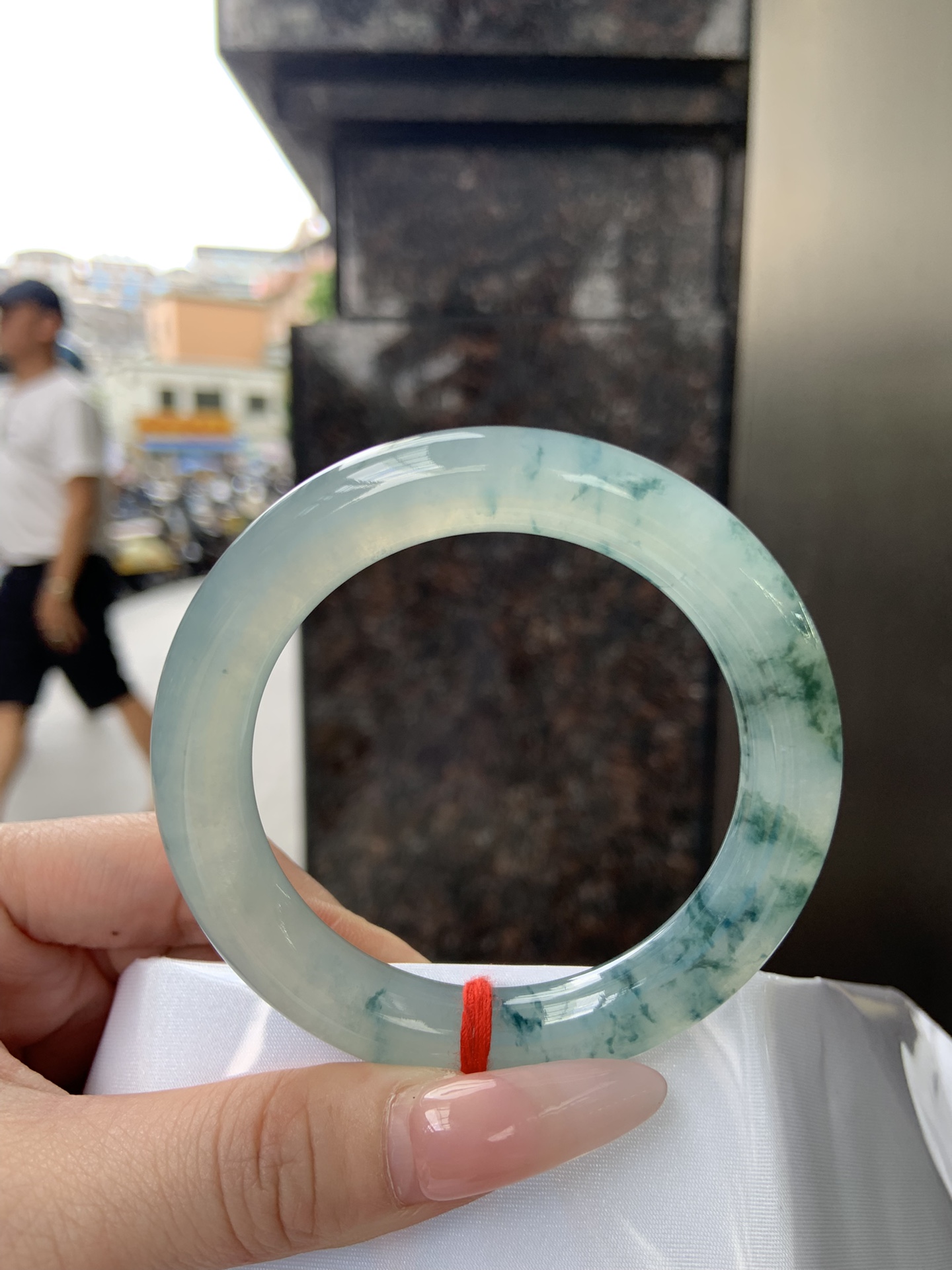 飘蓝花圆条 54-10.4-9.8 0522-SJ-22 无裂，底妆干净细腻，清清爽爽，飘蓝花灵动而飘渺，勾勒出一幅唯美诗意，半山半水的即视感