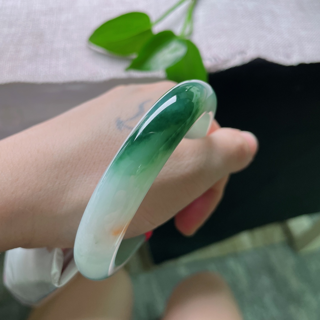 59.3/12.4/8.5，飘花正圈，无裂，冰润底色清透如水，一段辣绿盘踞镯身，色彩浓郁鲜活，经典正圈流露温婉大气风骨。ss59428a