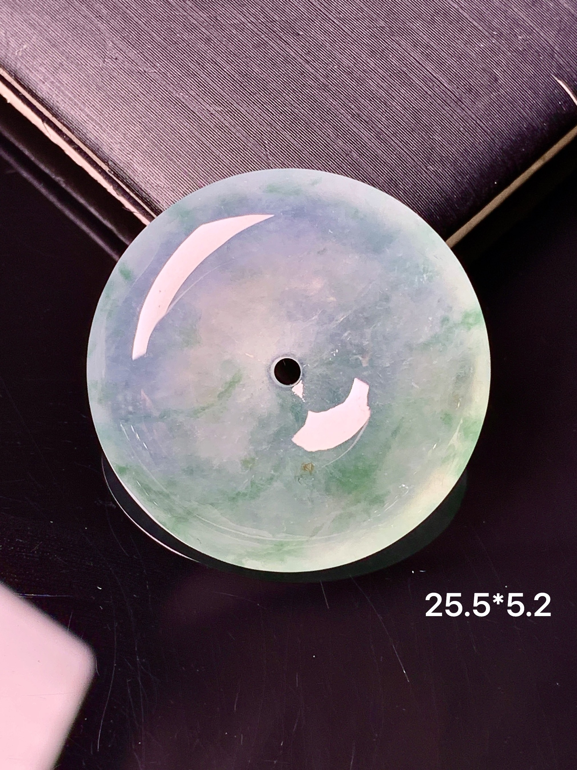 冰种飘绿平安扣吊坠 玉质细腻 色泽艳丽清新 水润亮眼 整体尺寸25.5*5.2 c1