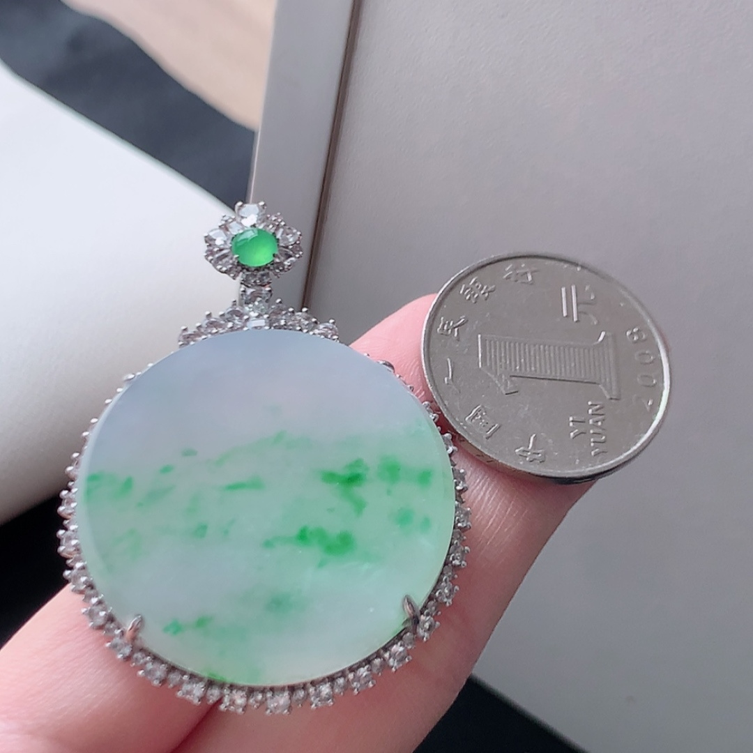 ️ 冰飘绿无事牌吊坠。青翠莹莹，种老冰胶水润，佩戴优雅时尚 货号77416，50.3-36.6-8