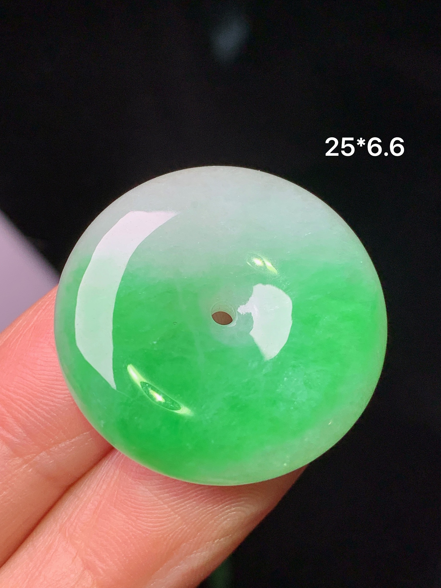 飘绿平安扣吊坠 玉质细腻 色泽艳丽清新 水润亮眼 整体尺寸25*6.6 c1