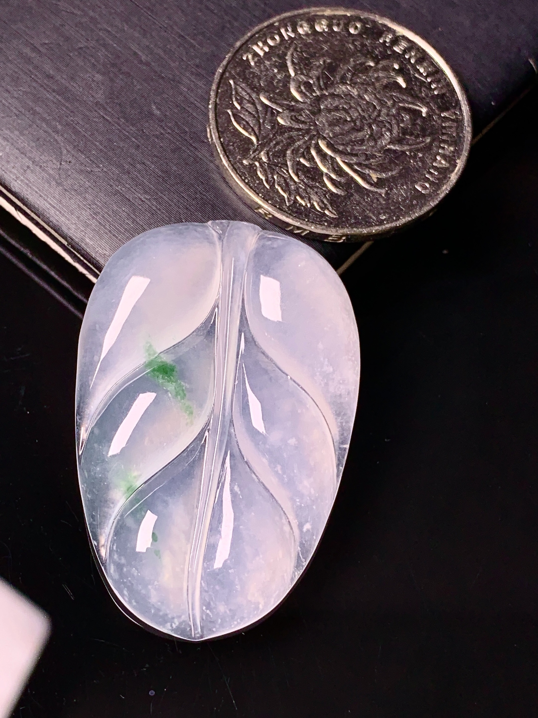 飘绿树叶吊坠 玉质细腻 色泽艳丽清新 水润亮眼 整体尺寸36.8*24.8*4.5 c1