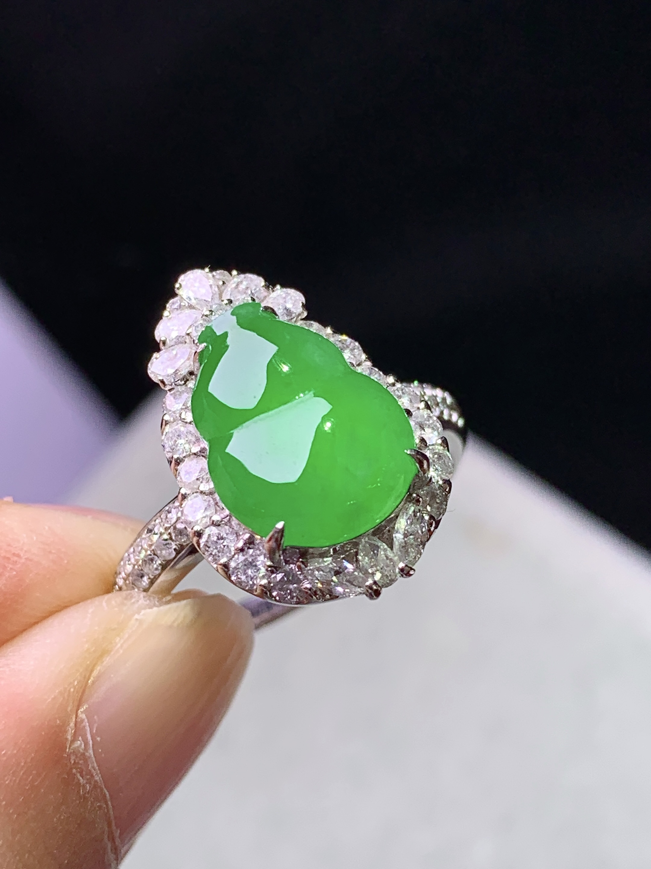 18k金钻镶嵌阳绿葫芦戒指 玉质细腻 色泽艳丽清新 水润亮眼 圈口14.5 整体尺寸17.8*12.