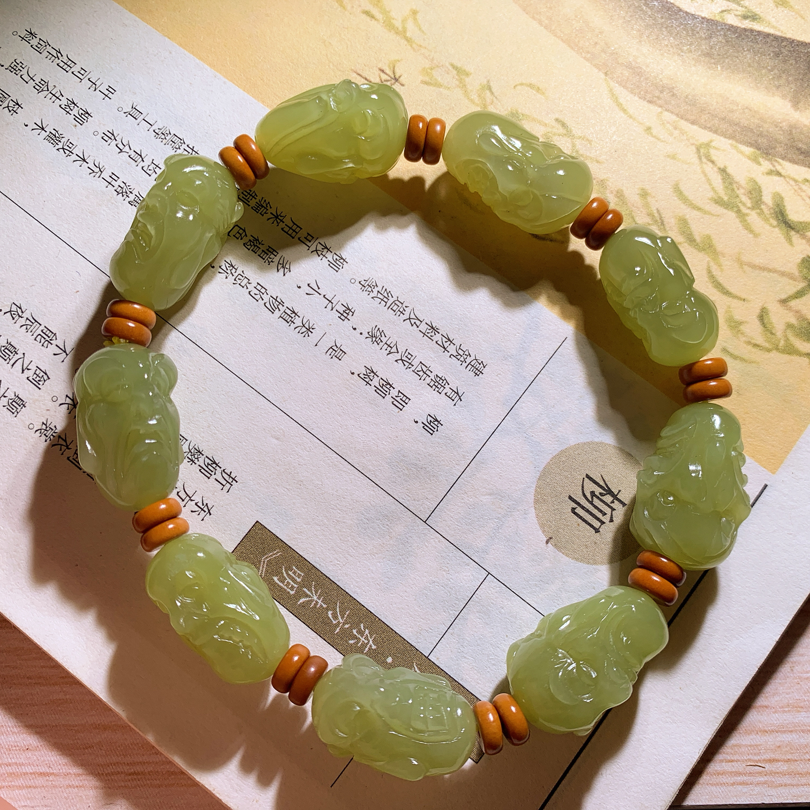 新疆若羌黄口料十八罗汉手串 单颗尺寸20/12/14重41克。玉质细腻油润。手推出油。佩戴高端典雅。lt2601008