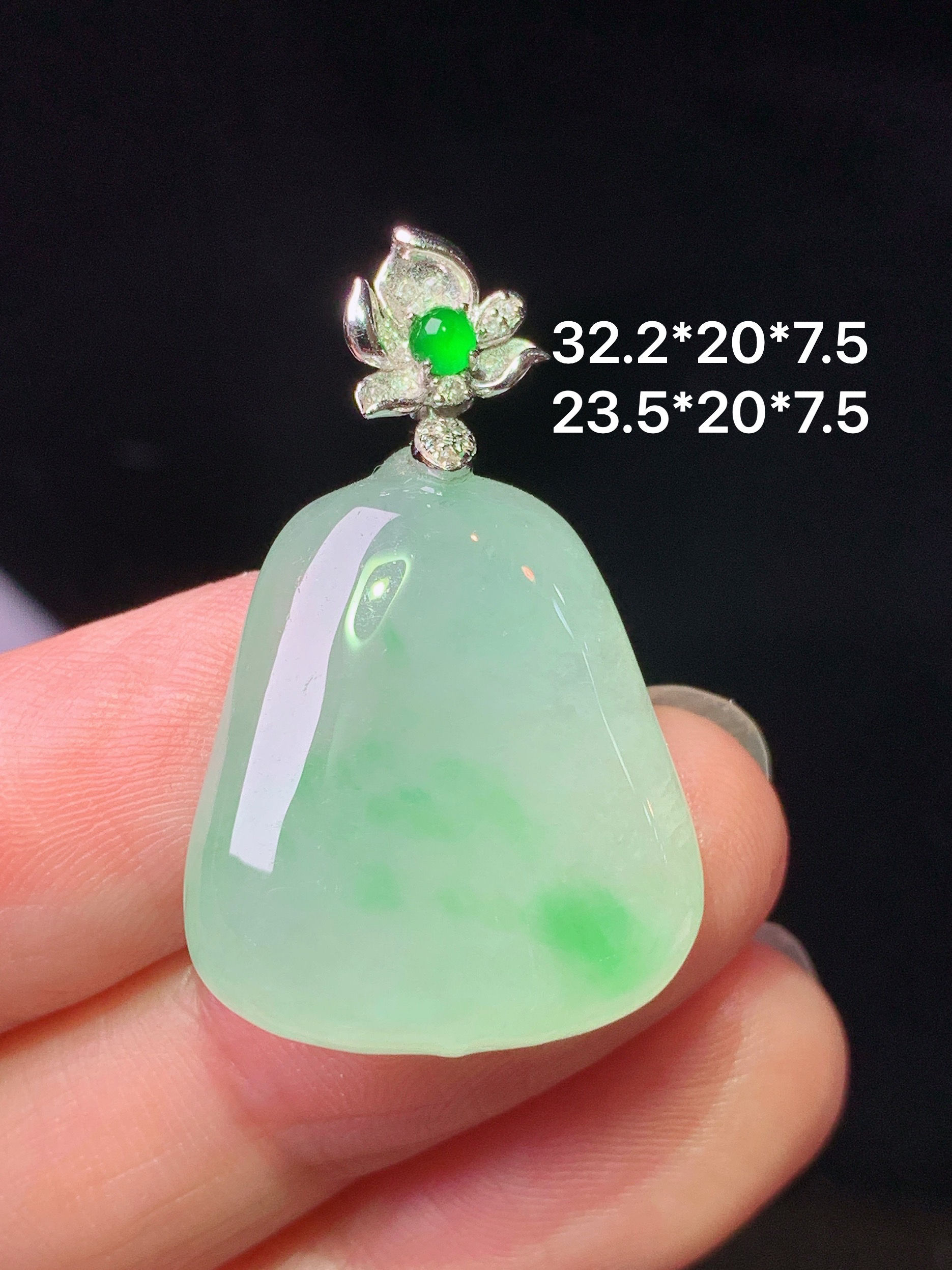 18k金钻镶嵌飘绿福瓜吊坠 玉质细腻 色泽艳丽清新 水润亮眼 整体尺寸32.2*20*7.5 d4