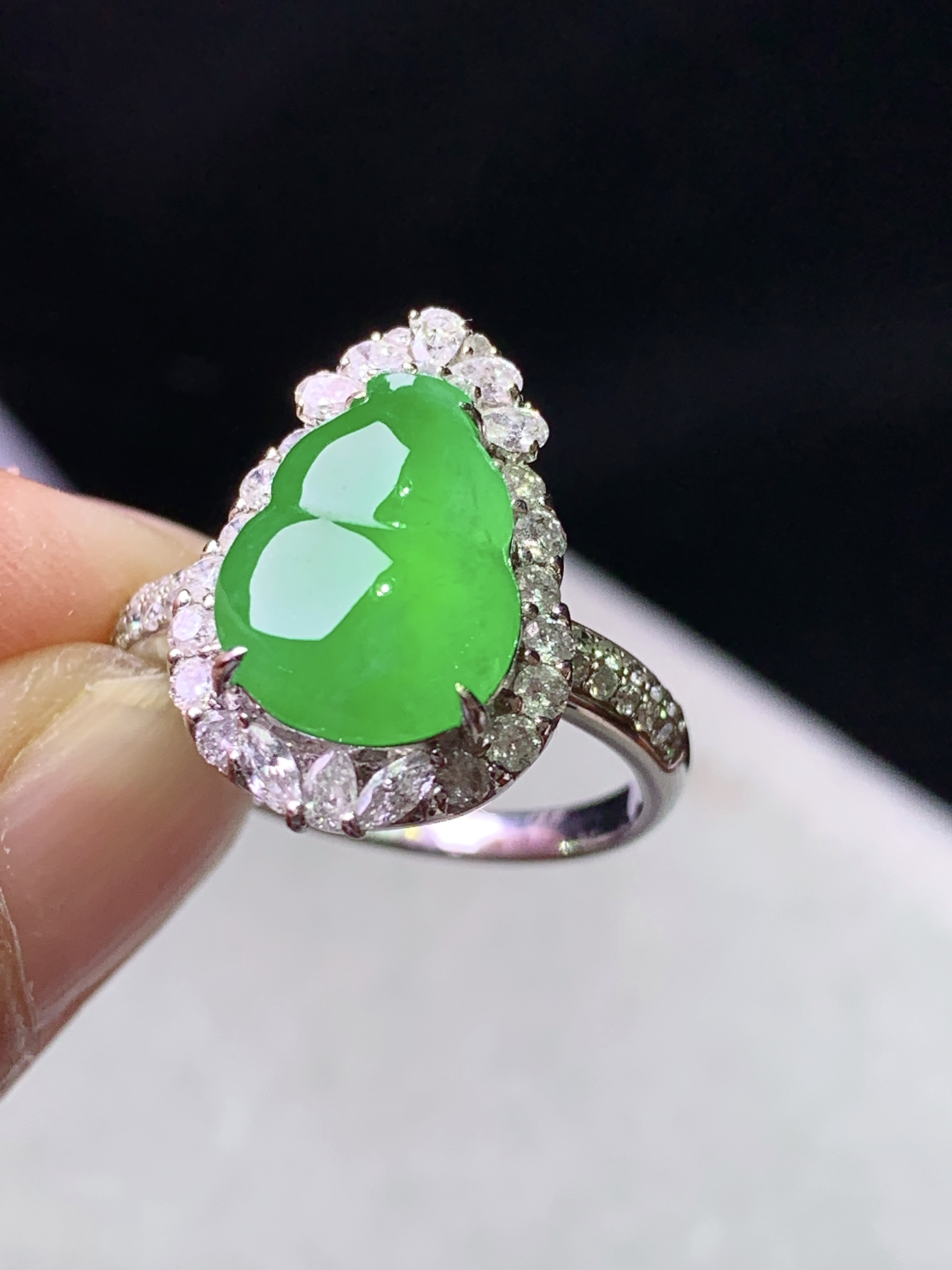 18k金钻镶嵌阳绿葫芦戒指 玉质细腻 色泽艳丽清新 水润亮眼 圈口14.5 整体尺寸17.8*12.3*8.6 e2