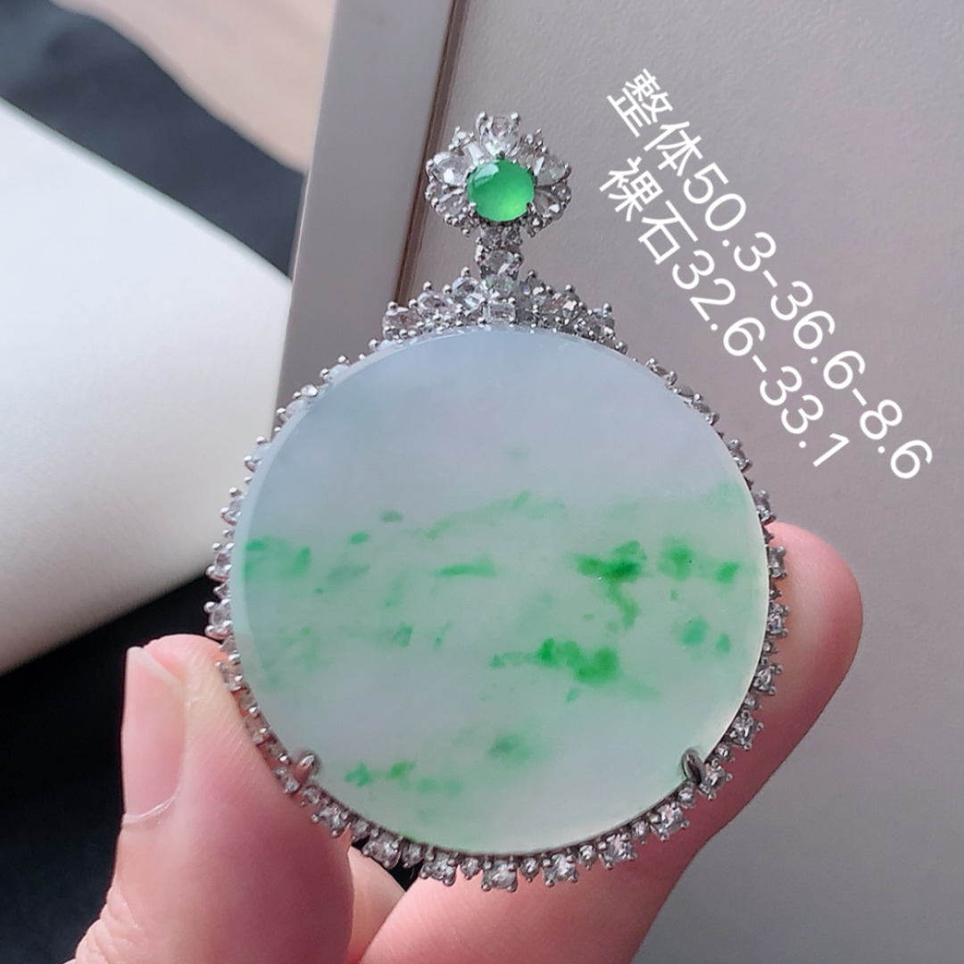 ️ 冰飘绿无事牌吊坠。青翠莹莹，种老冰胶水润，佩戴优雅时尚 货号77416，50.3-36.6-8