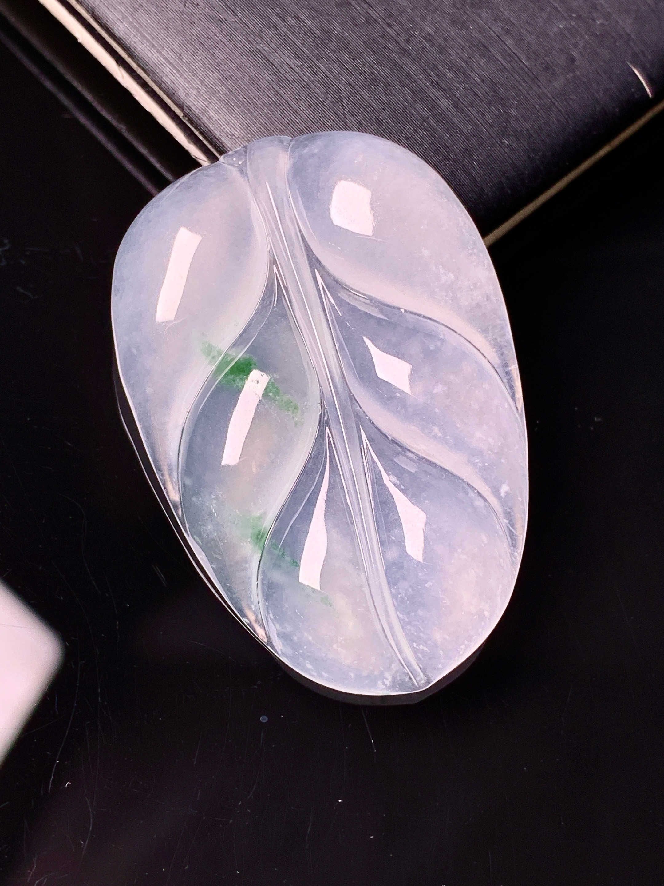 飘绿树叶吊坠 玉质细腻 色泽艳丽清新 水润亮眼 整体尺寸36.8*24.8*4.5 c1